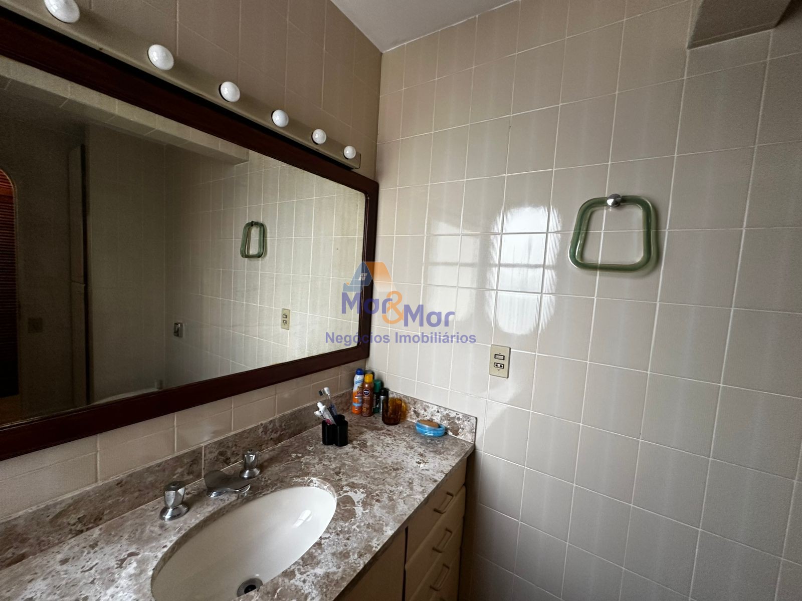 Apartamento na Praia das Pitangueiras, Guarujá - SP