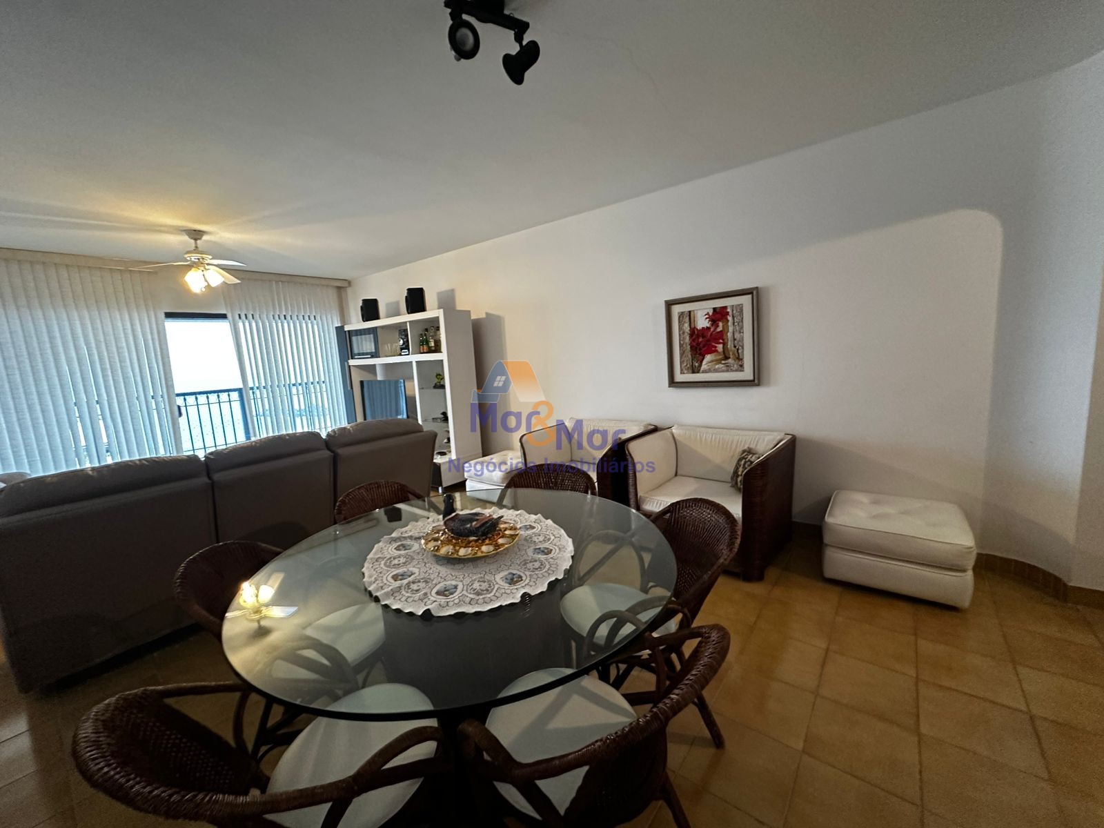 Apartamento na Praia das Pitangueiras, Guarujá - SP