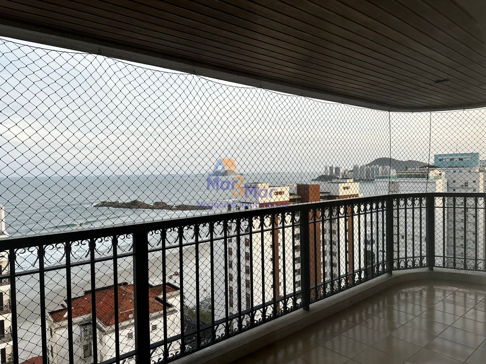 Apartamento na Praia das Pitangueiras, Guarujá - SP