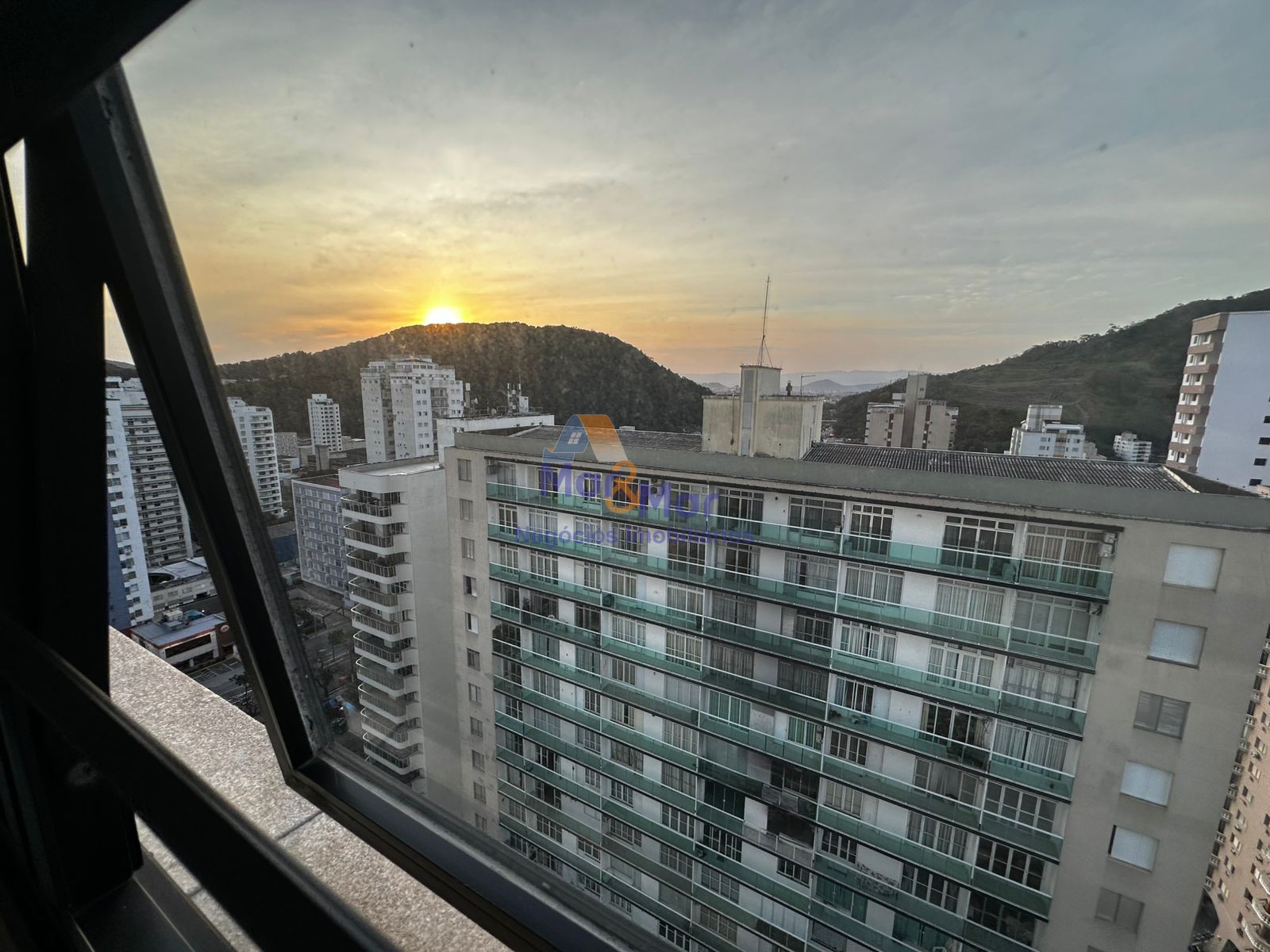 Apartamento na Praia das Pitangueiras, Guarujá - SP