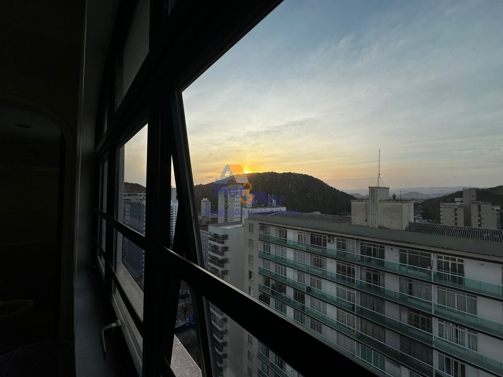 Apartamento na Praia das Pitangueiras, Guarujá - SP