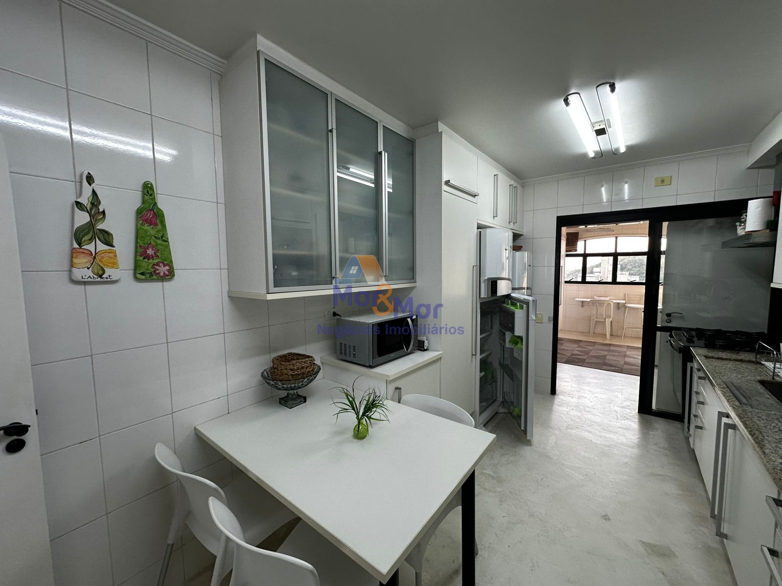 Apartamento na Praia das Pitangueiras, Guarujá - SP
