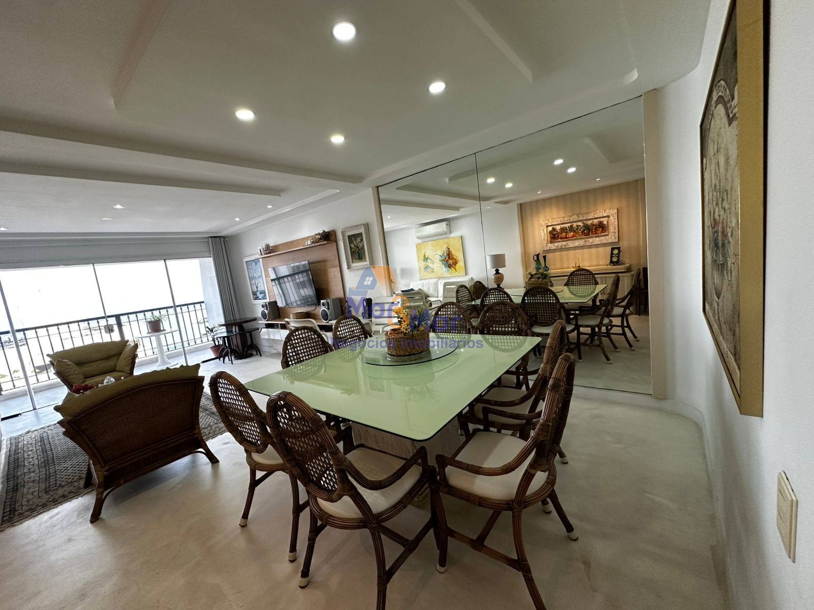 Apartamento na Praia das Pitangueiras, Guarujá - SP