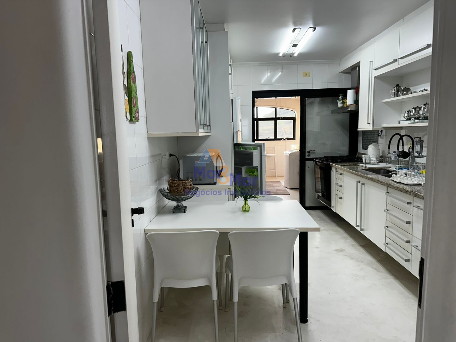 Apartamento na Praia das Pitangueiras, Guarujá - SP