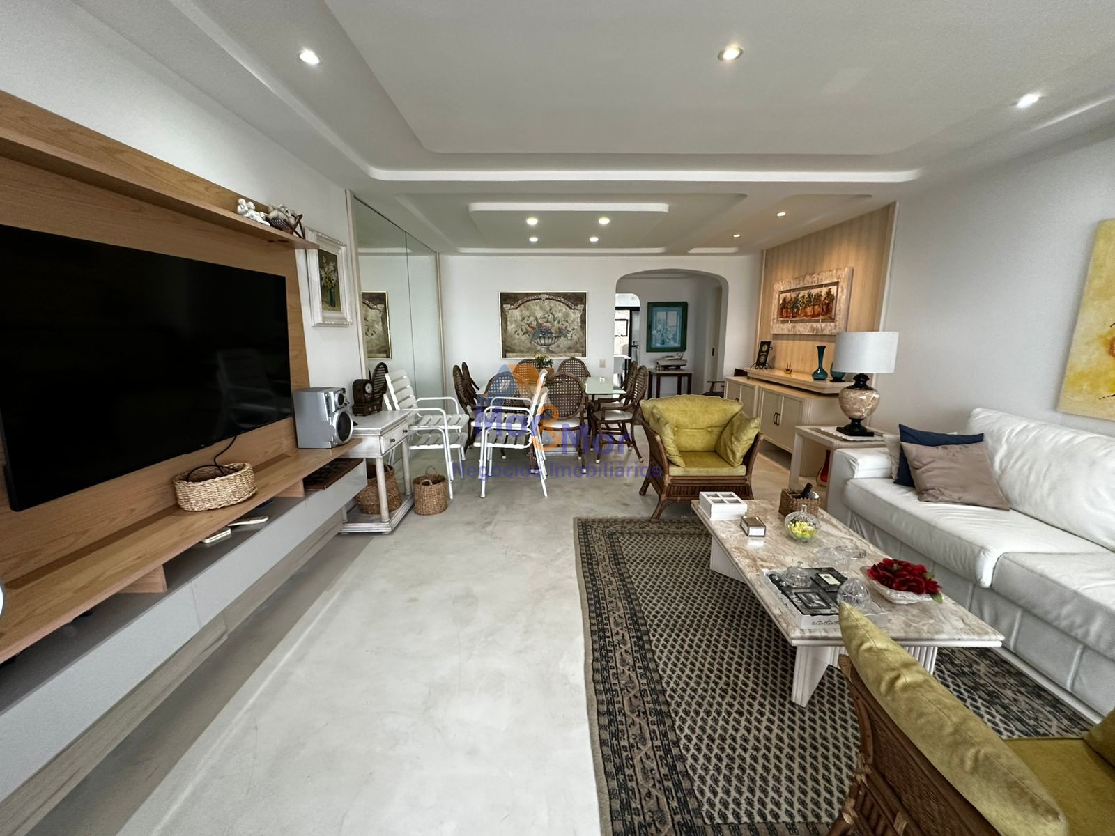 Apartamento na Praia das Pitangueiras, Guarujá - SP