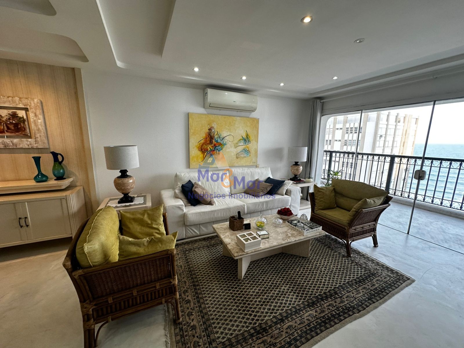 Apartamento na Praia das Pitangueiras, Guarujá - SP