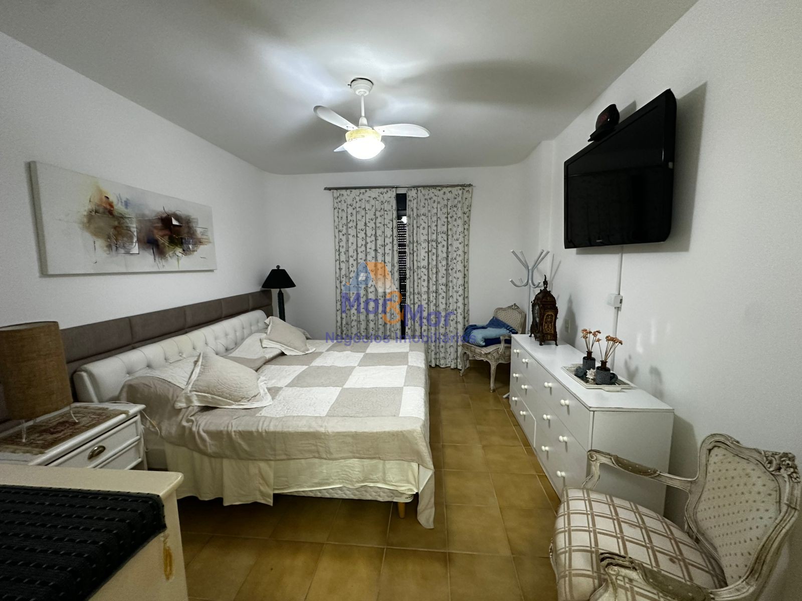 Apartamento na Praia das Pitangueiras, Guarujá - SP
