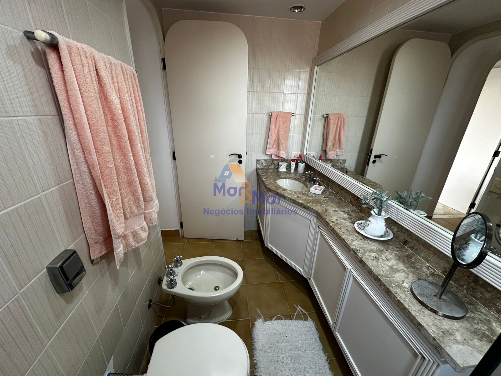 Apartamento na Praia das Pitangueiras, Guarujá - SP
