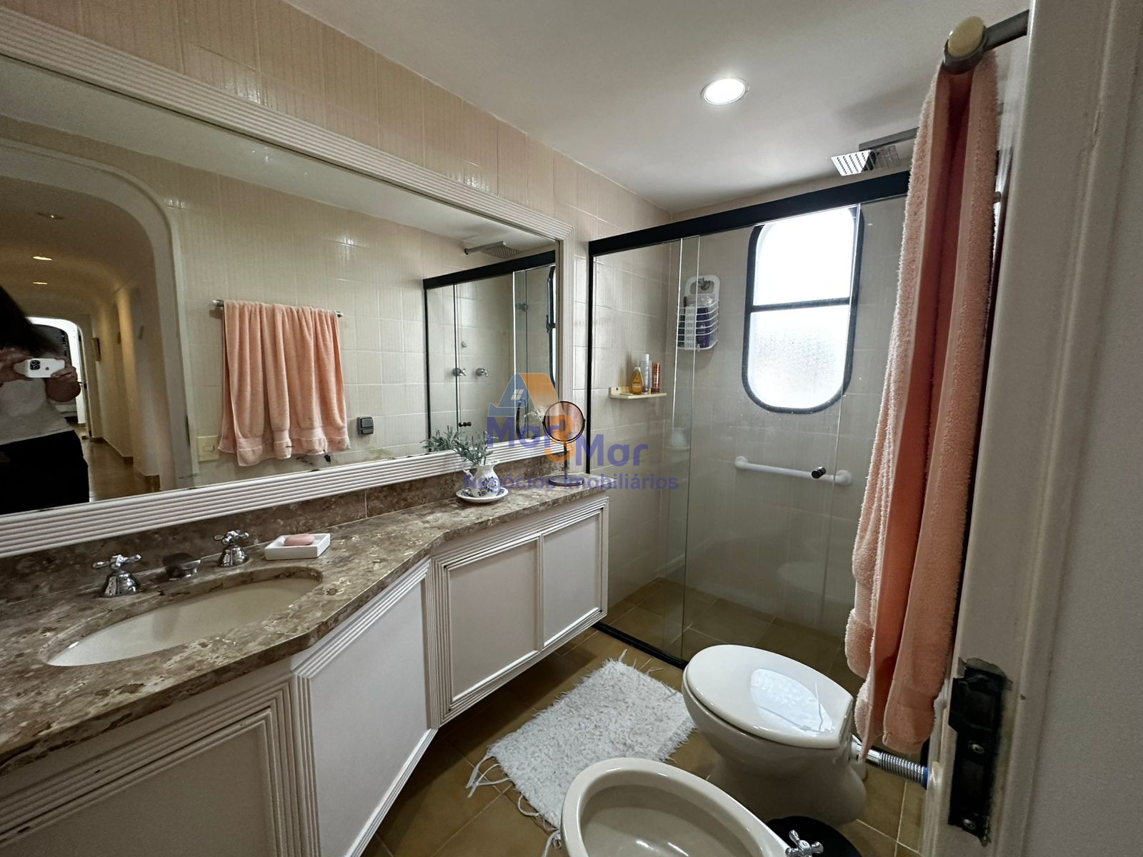 Apartamento na Praia das Pitangueiras, Guarujá - SP