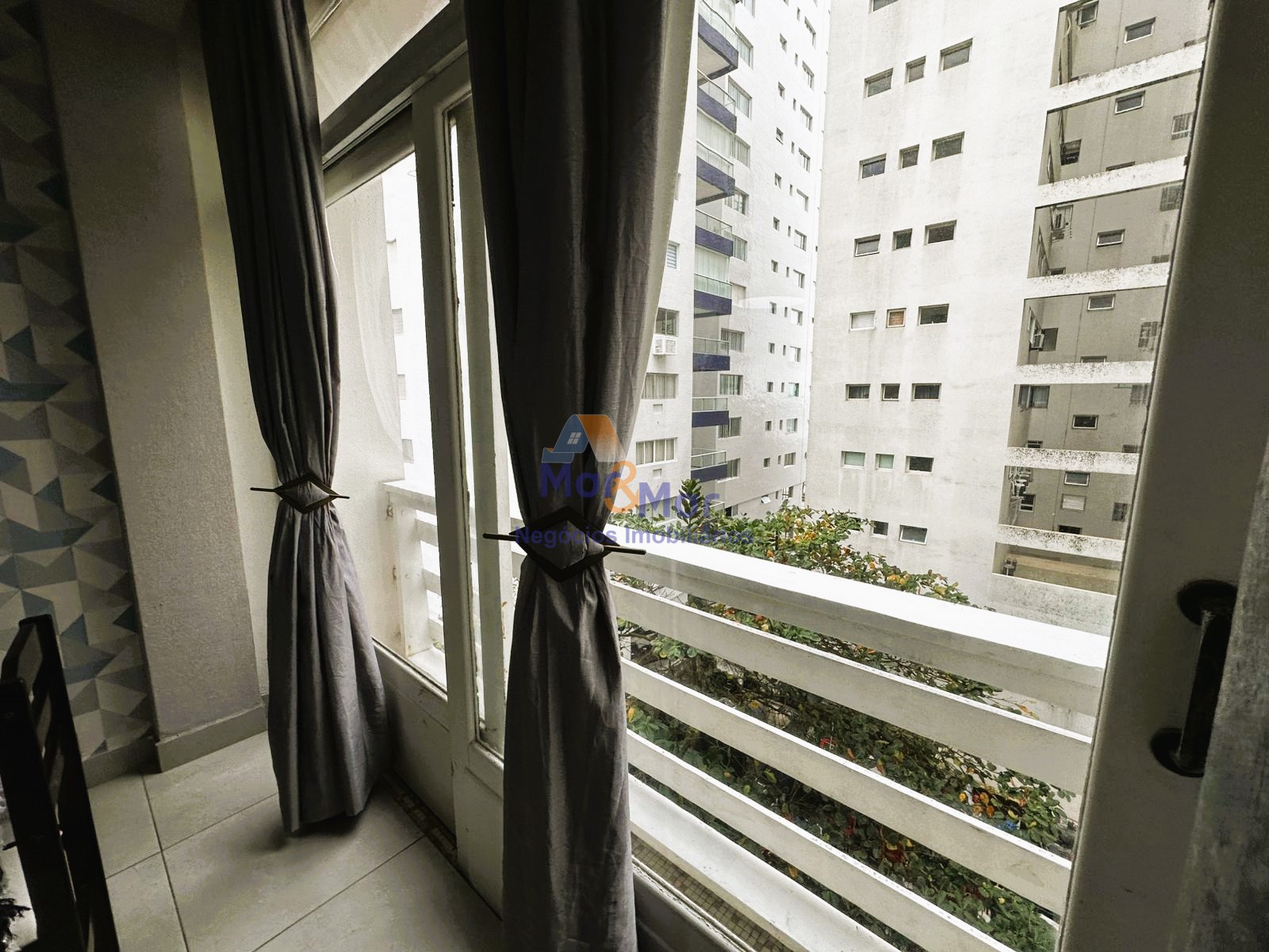 Apartamento na Praia das Pitangueiras, Guarujá - SP