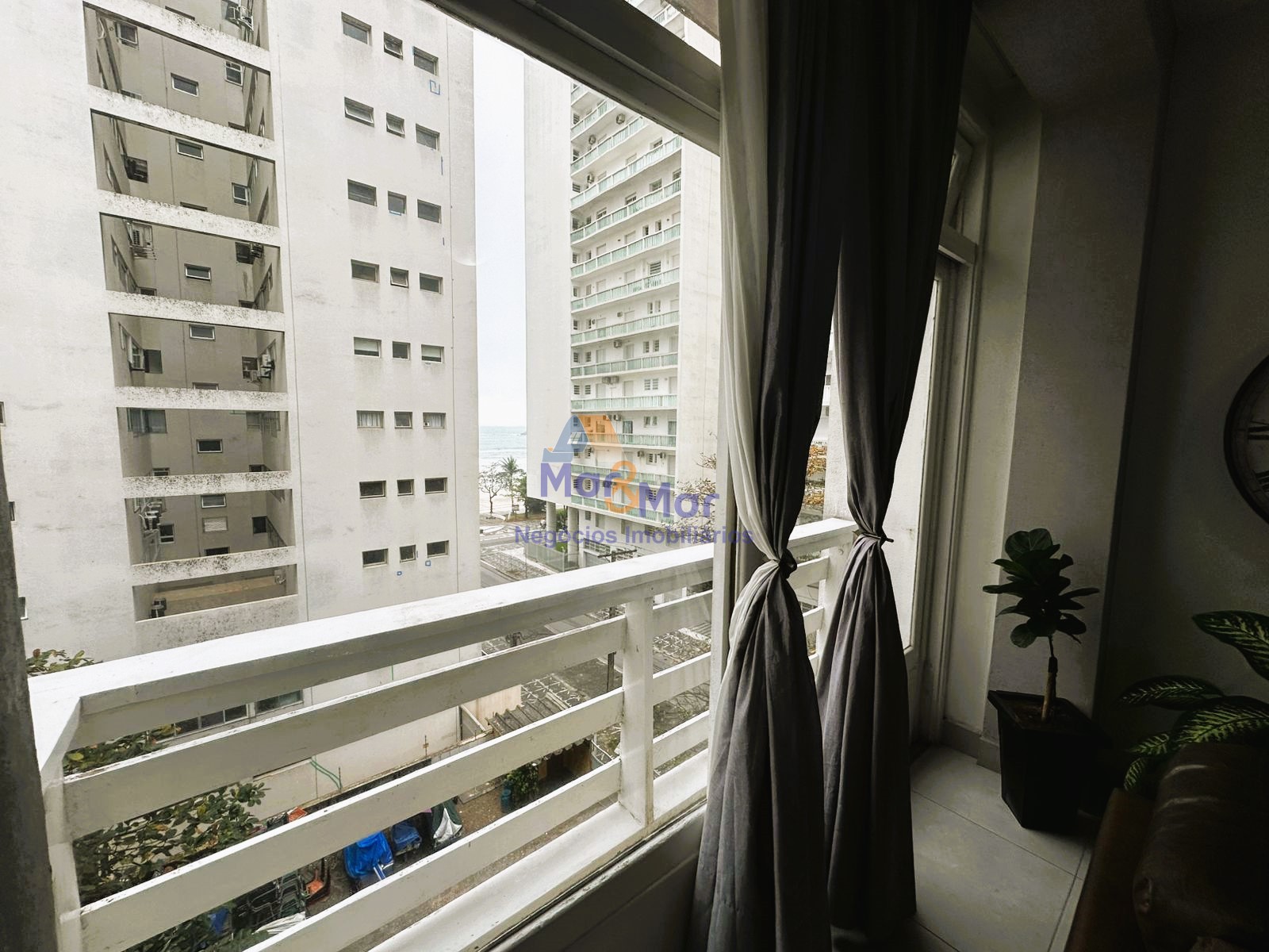 Apartamento na Praia das Pitangueiras, Guarujá - SP