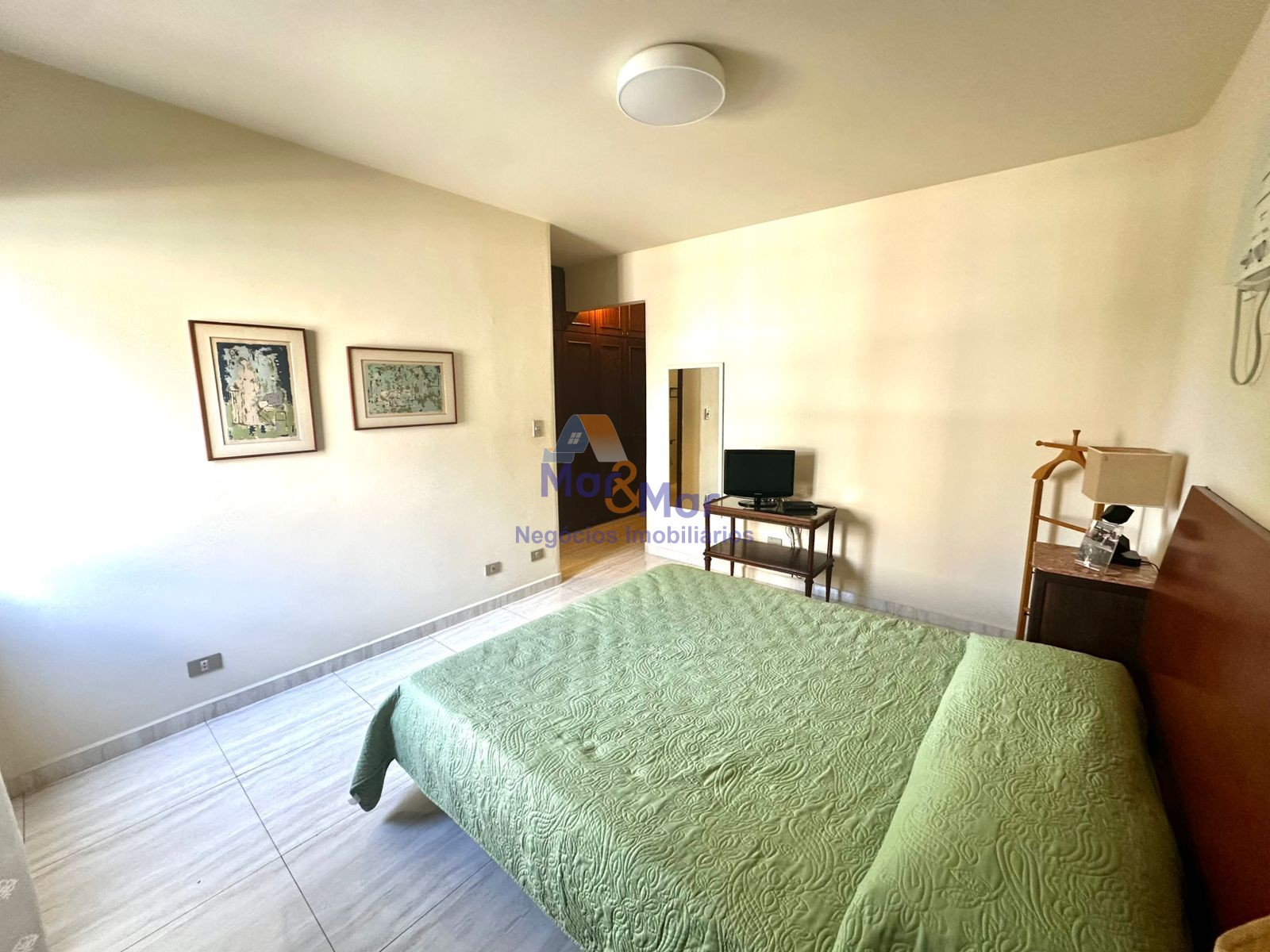 Apartamento na Praia da Enseada, Guarujá - SP