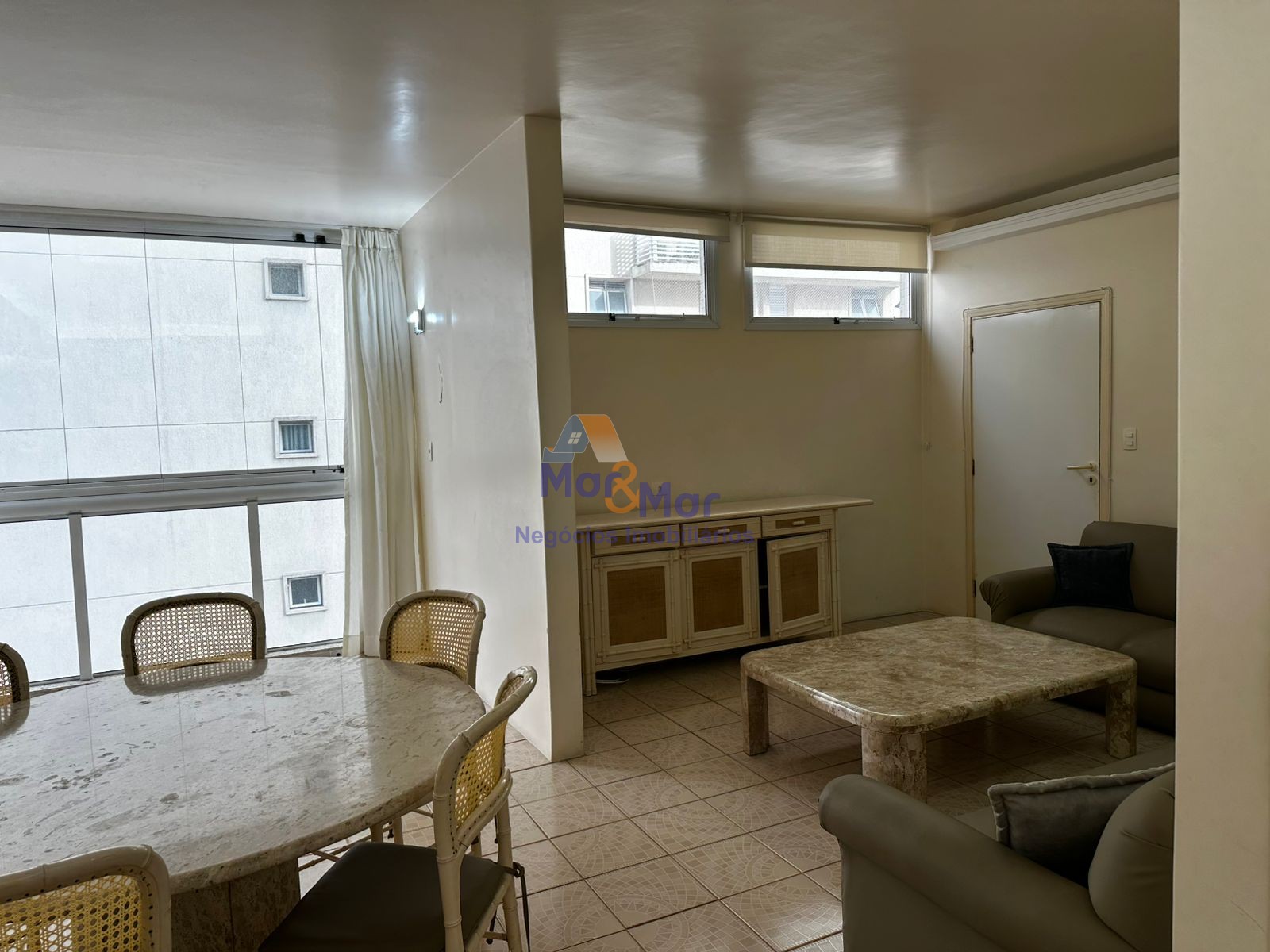 Apartamento na Praia das Pitangueiras, Guarujá - SP