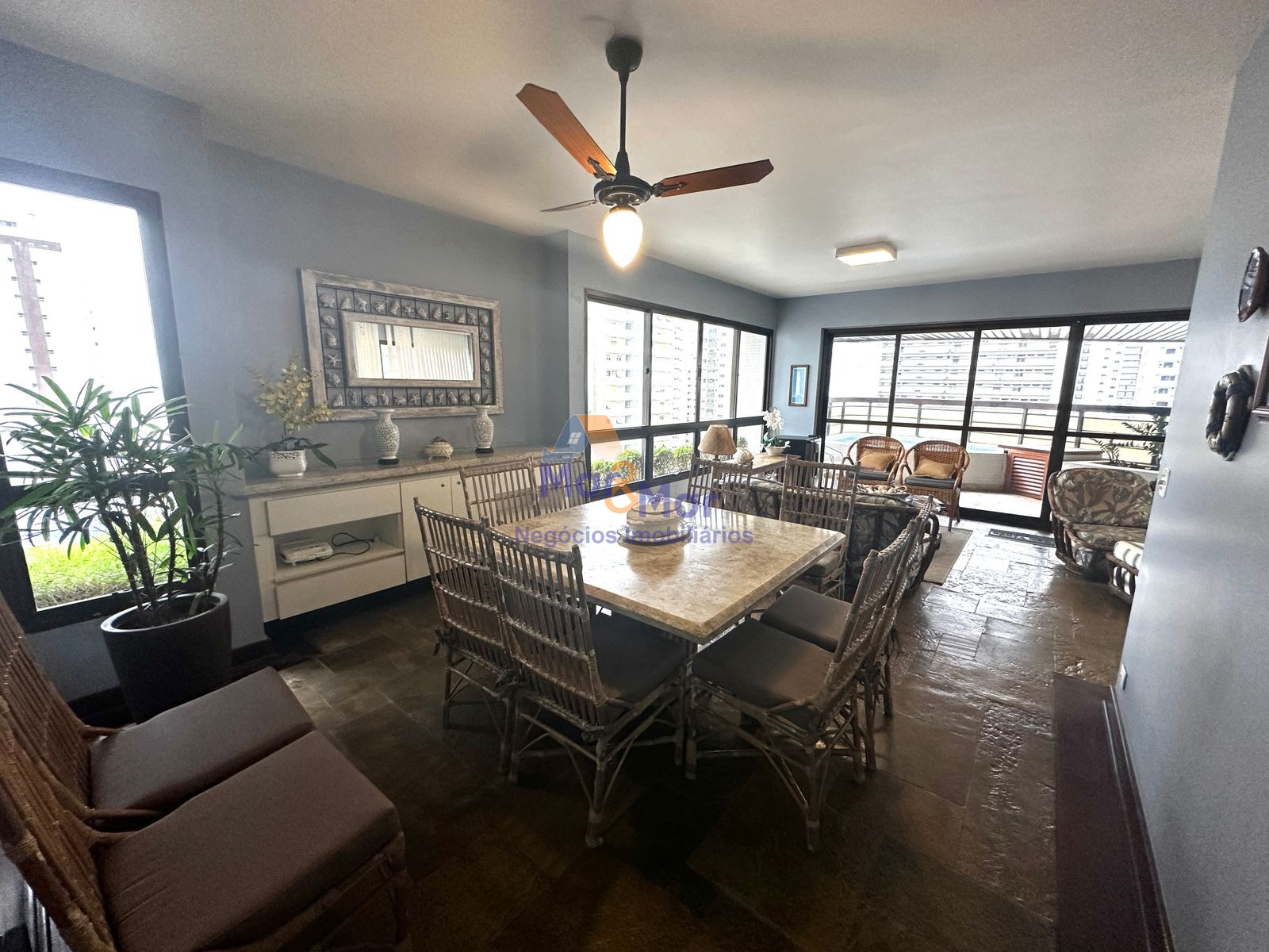 Apartamento na Praia das Pitangueiras, Guarujá - SP