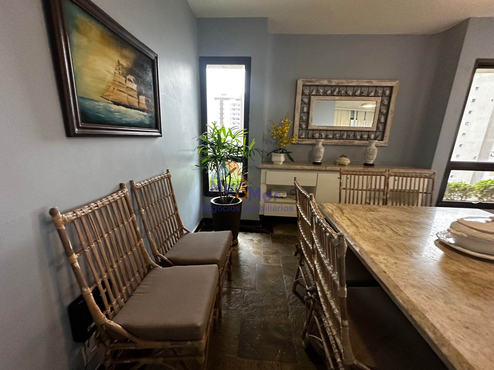 Apartamento na Praia das Pitangueiras, Guarujá - SP