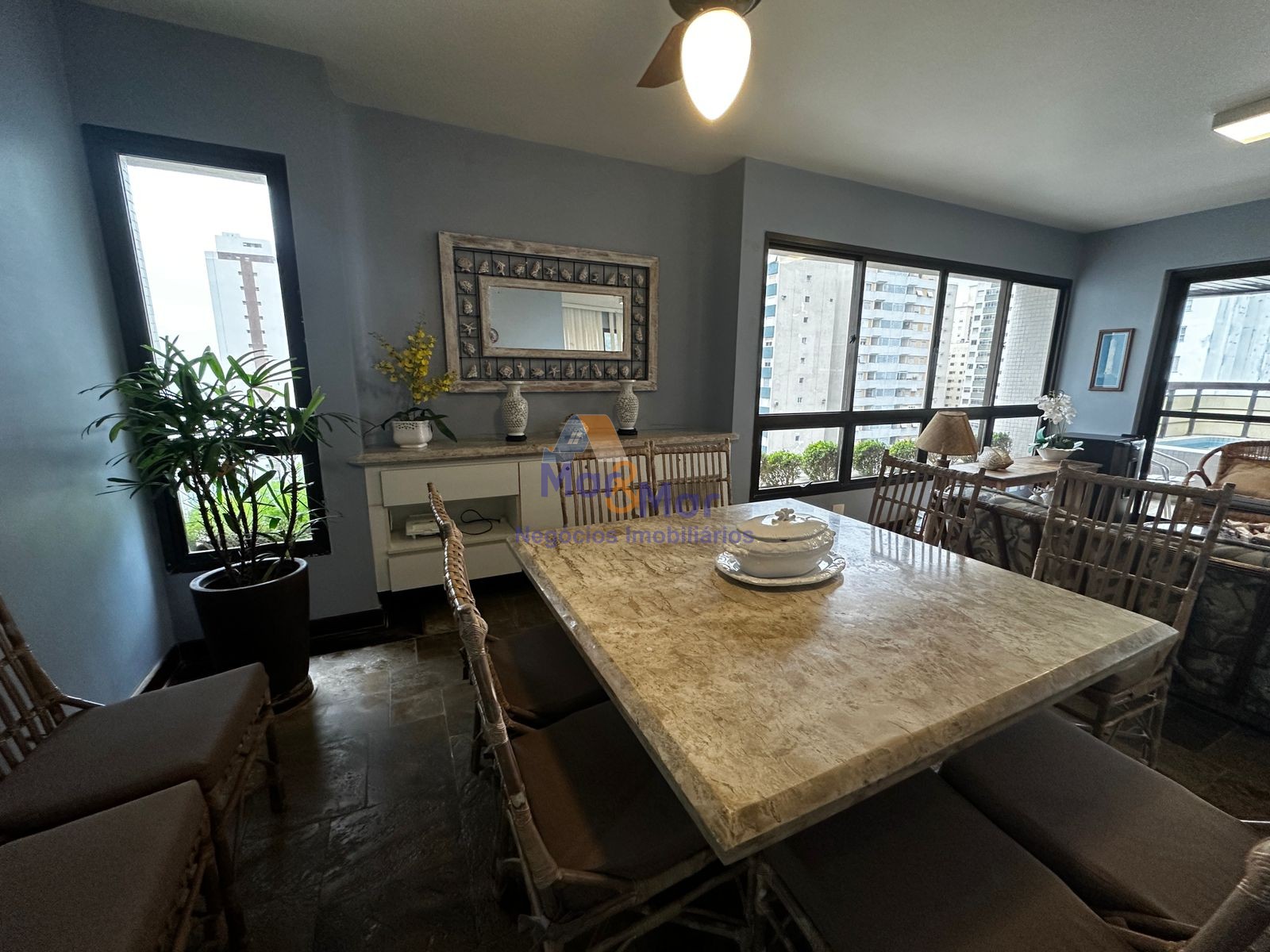 Apartamento na Praia das Pitangueiras, Guarujá - SP