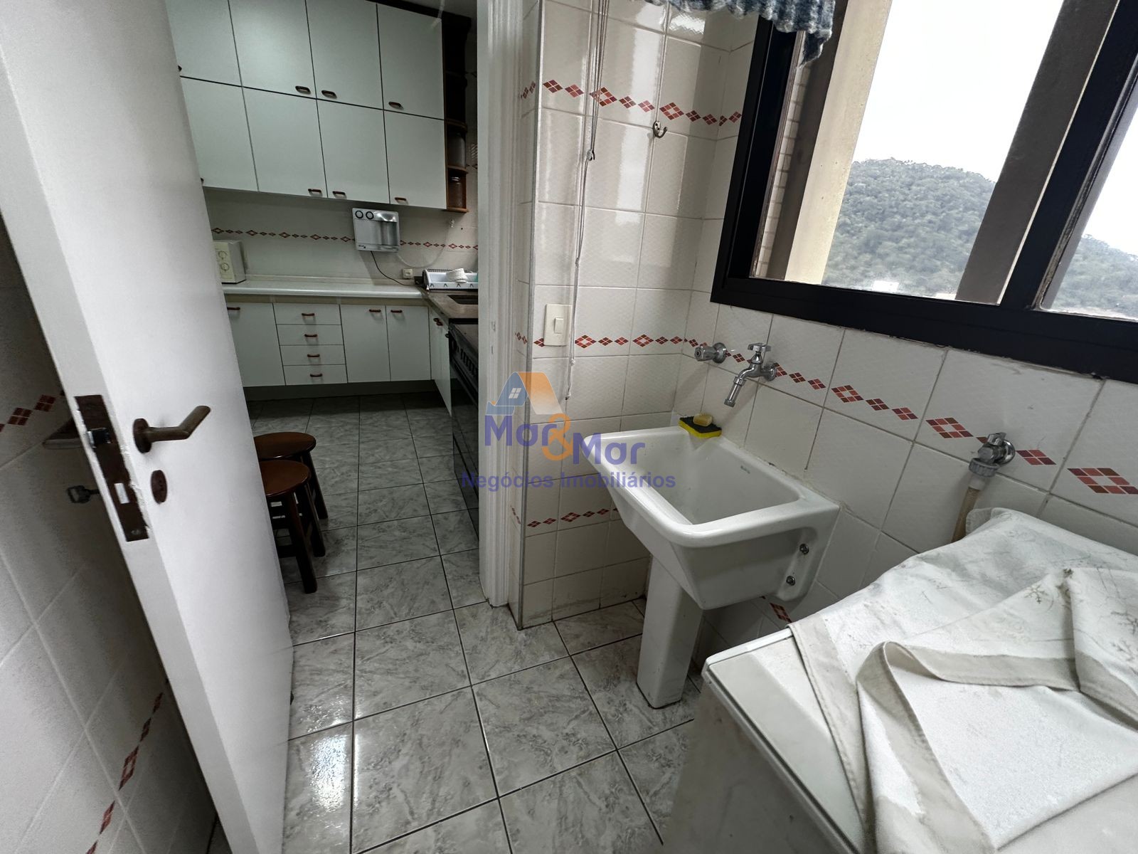 Apartamento na Praia das Pitangueiras, Guarujá - SP