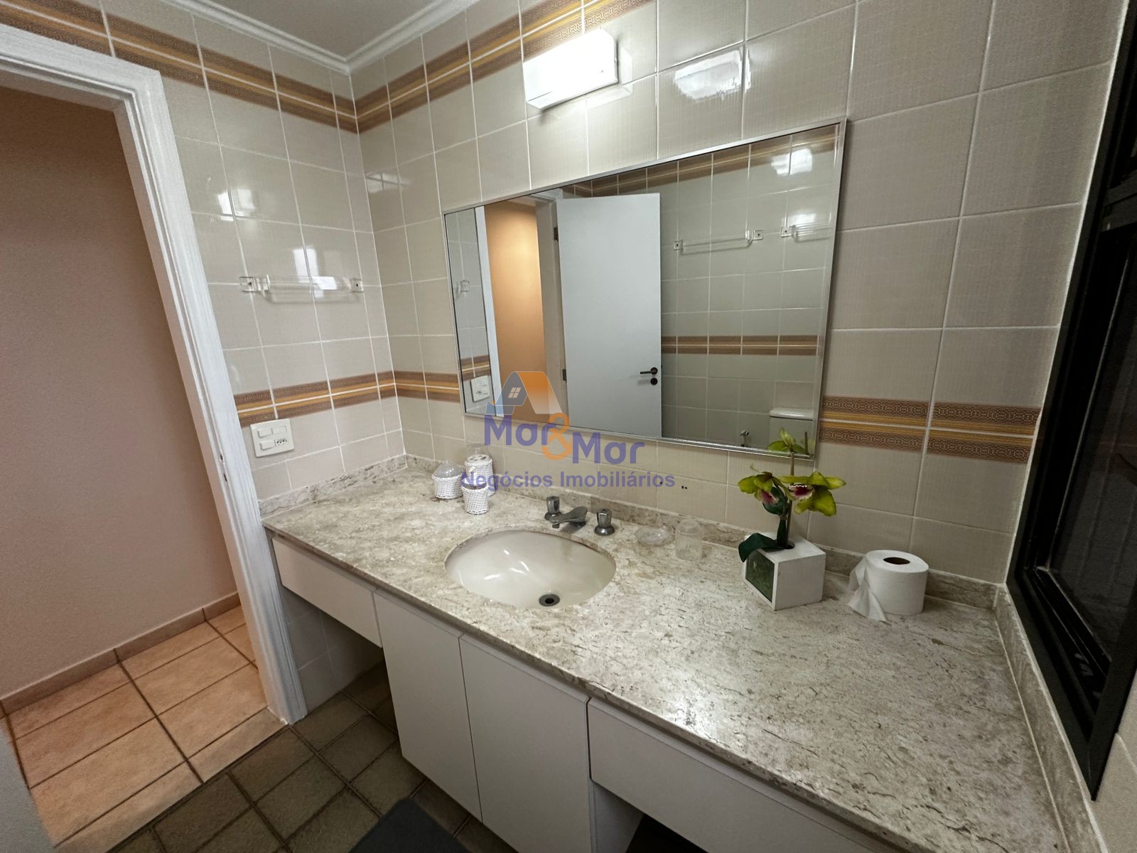 Apartamento na Praia das Pitangueiras, Guarujá - SP
