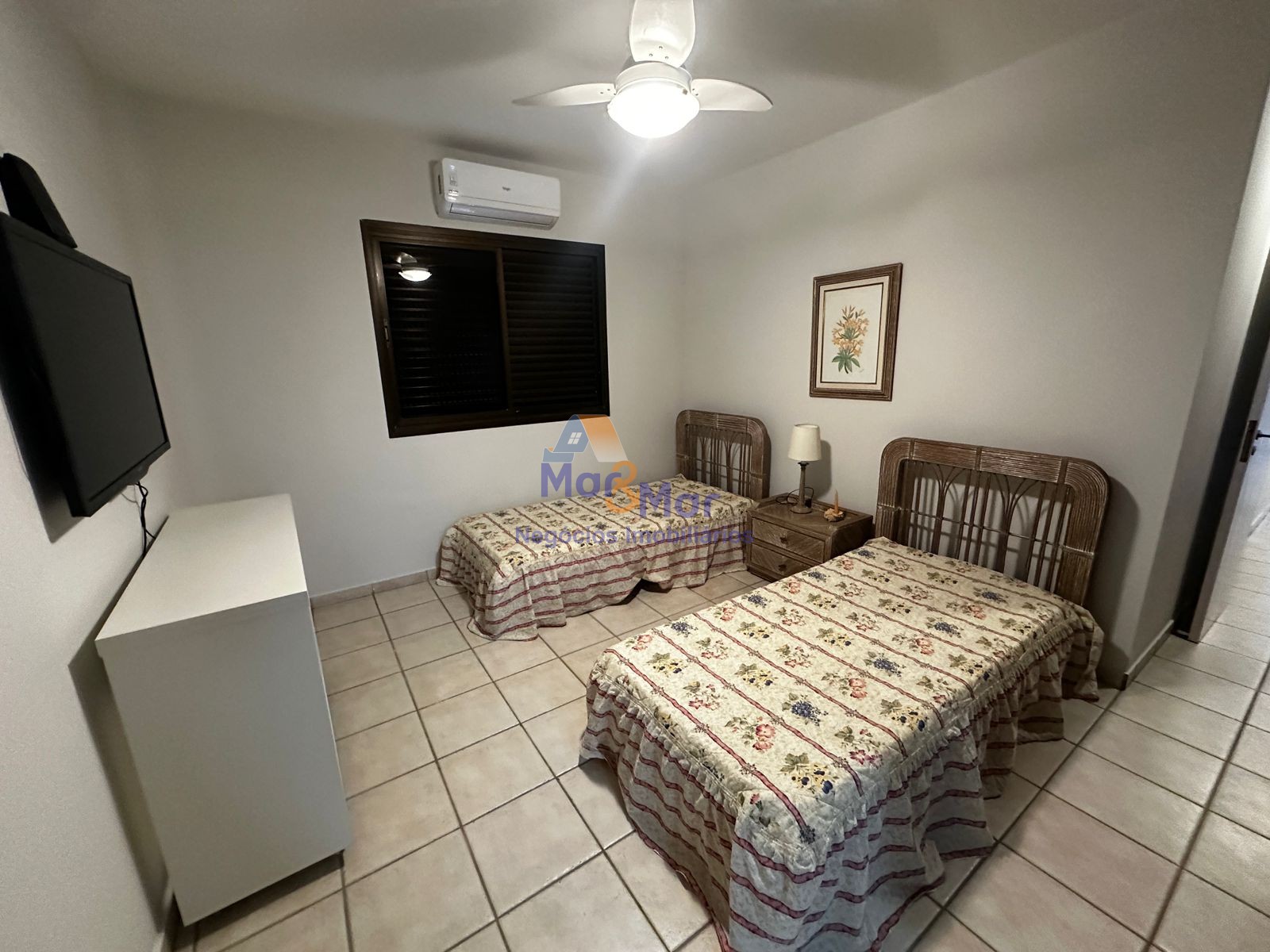 Apartamento na Praia das Pitangueiras, Guarujá - SP