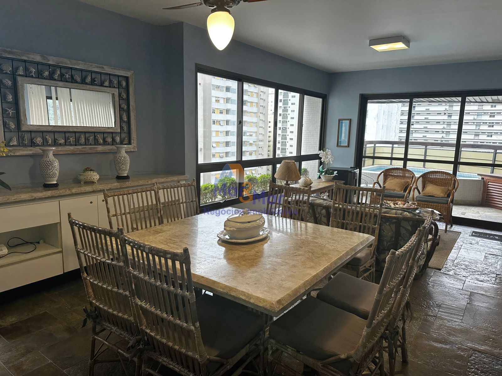 Apartamento na Praia das Pitangueiras, Guarujá - SP