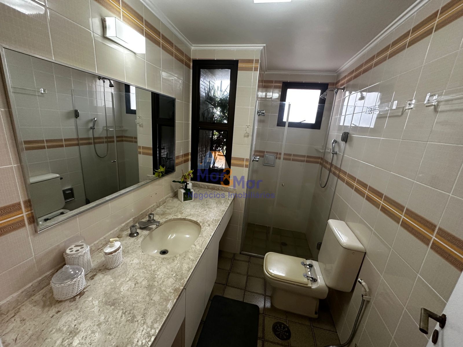 Apartamento na Praia das Pitangueiras, Guarujá - SP