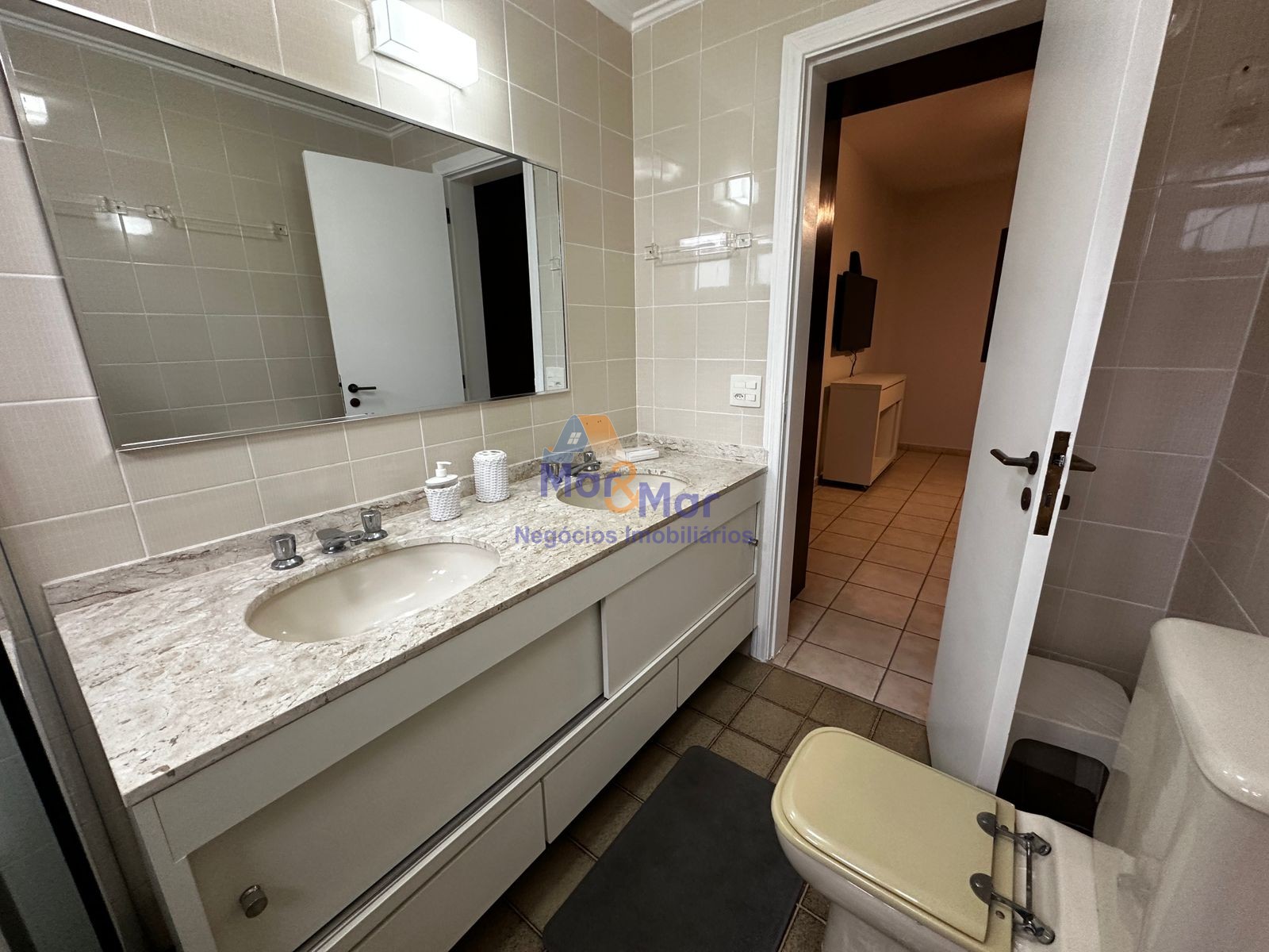 Apartamento na Praia das Pitangueiras, Guarujá - SP