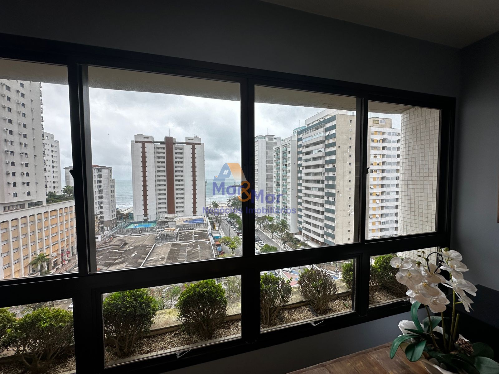 Apartamento na Praia das Pitangueiras, Guarujá - SP
