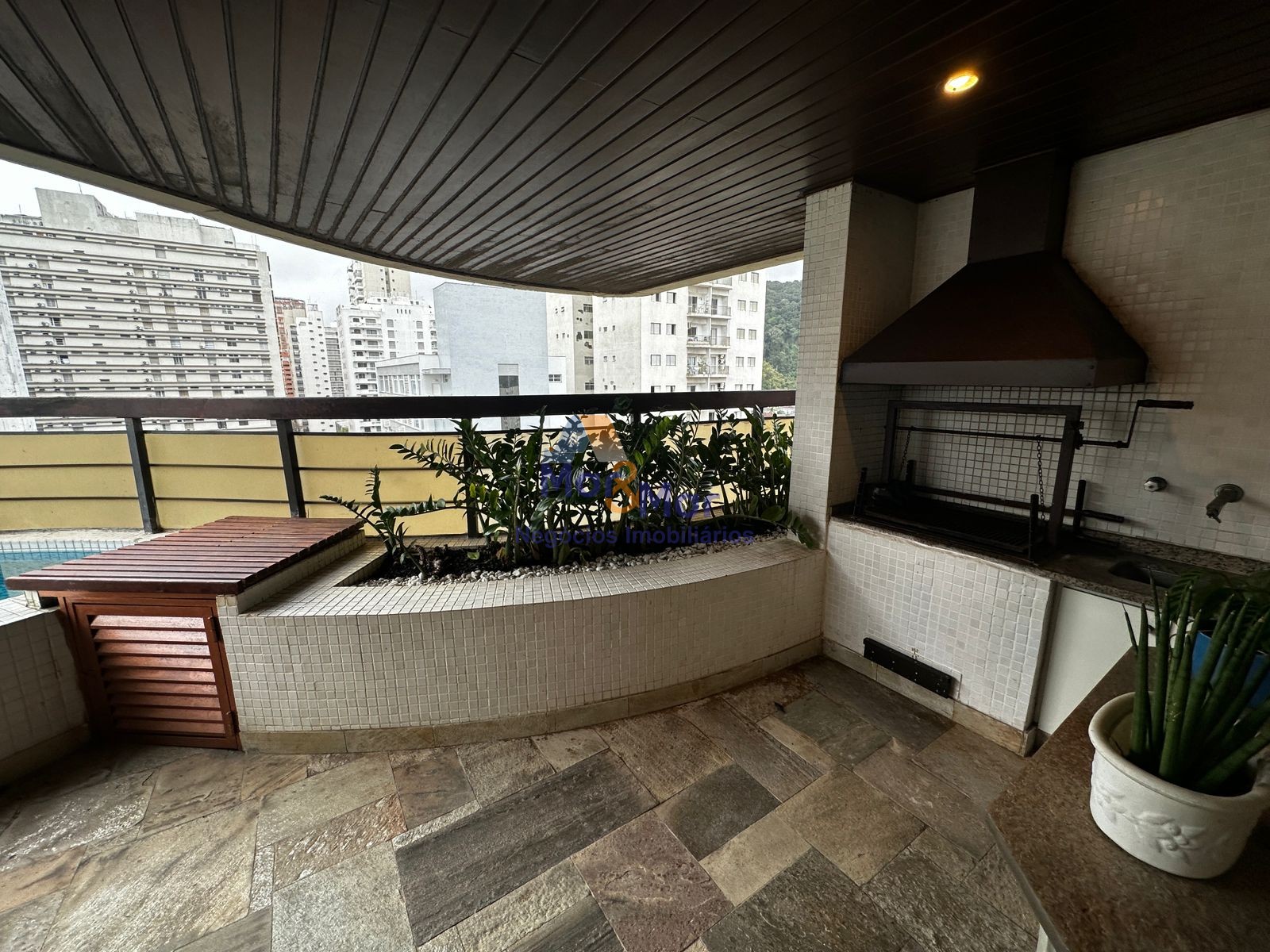 Apartamento na Praia das Pitangueiras, Guarujá - SP