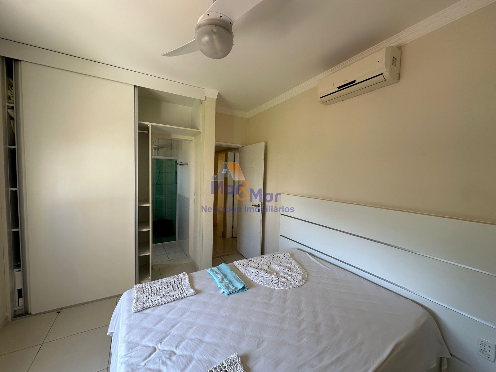 Apartamento na Praia das Pitangueiras, Guarujá - SP