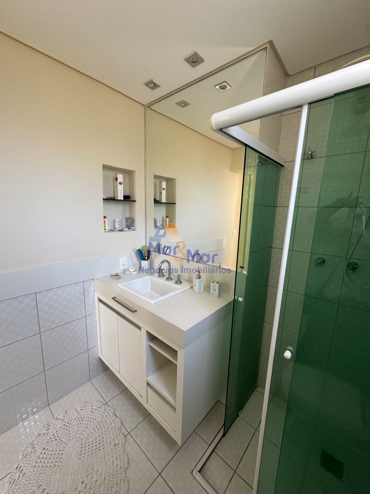 Apartamento na Praia das Pitangueiras, Guarujá - SP