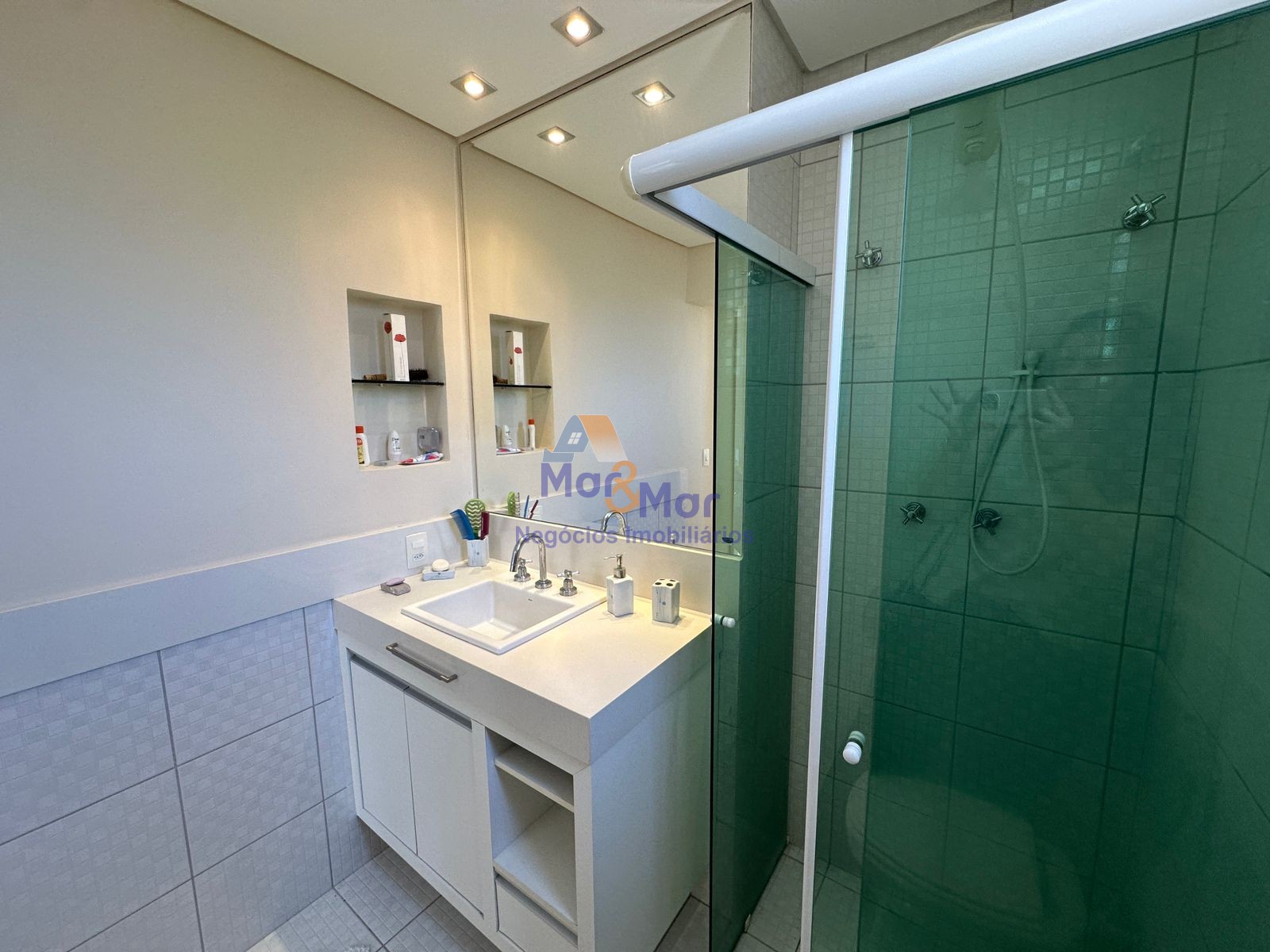 Apartamento na Praia das Pitangueiras, Guarujá - SP
