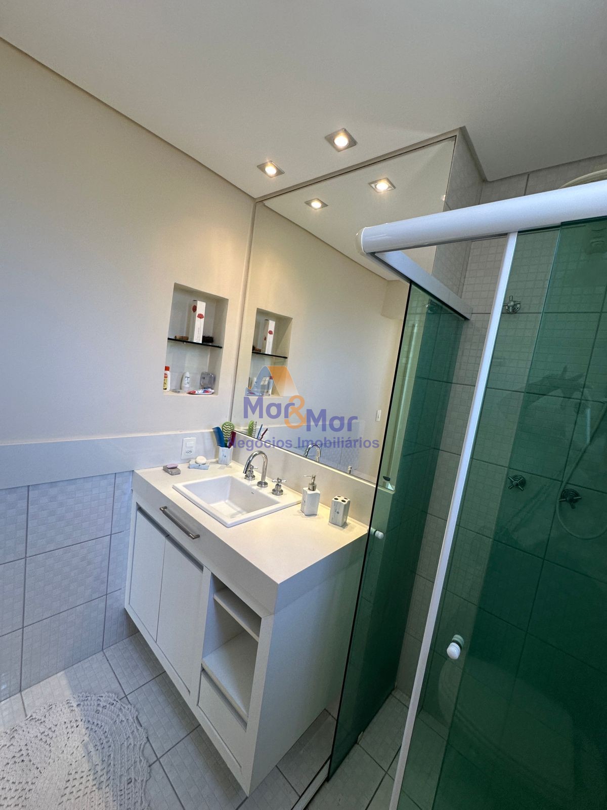 Apartamento na Praia das Pitangueiras, Guarujá - SP