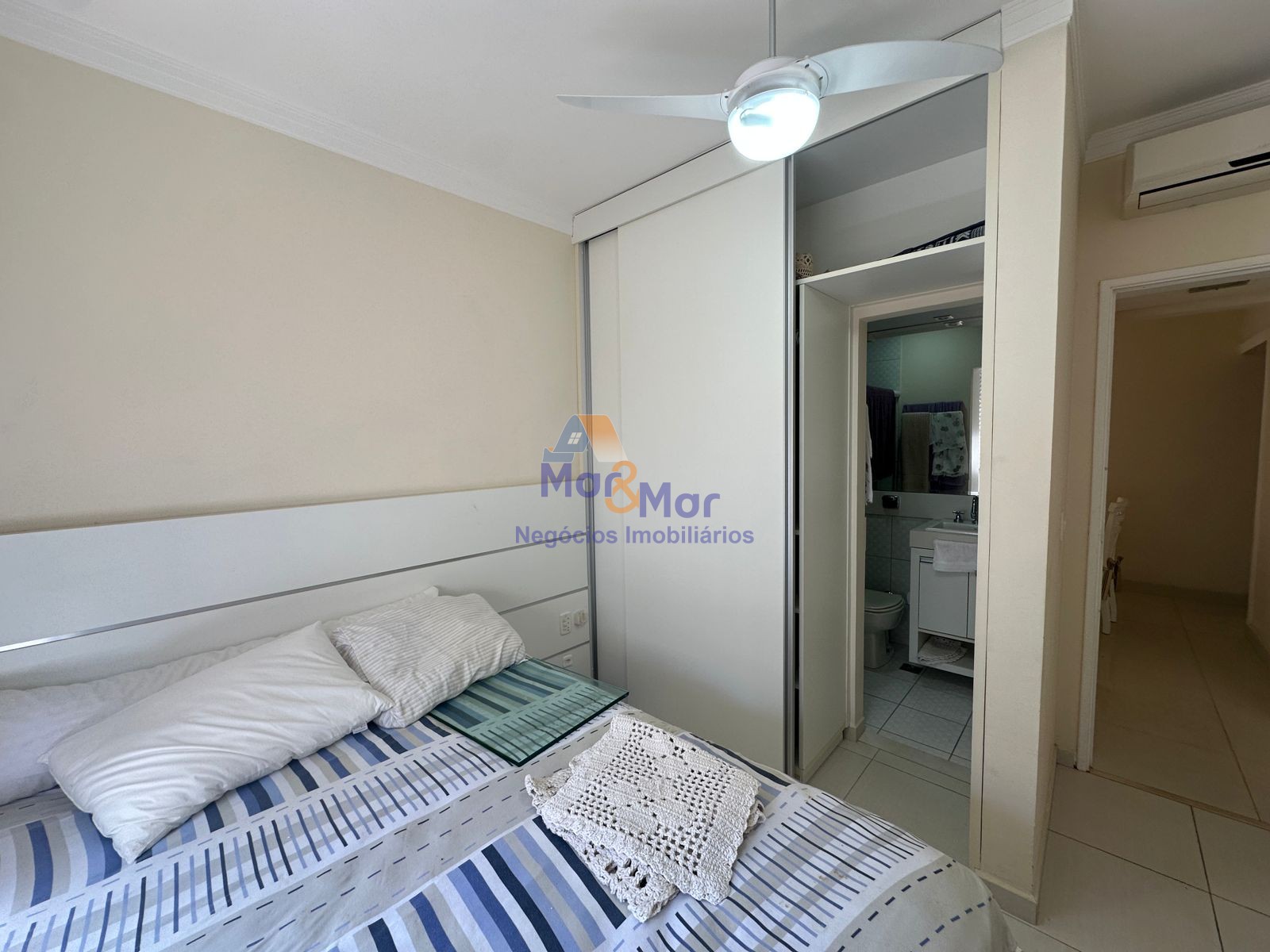 Apartamento na Praia das Pitangueiras, Guarujá - SP