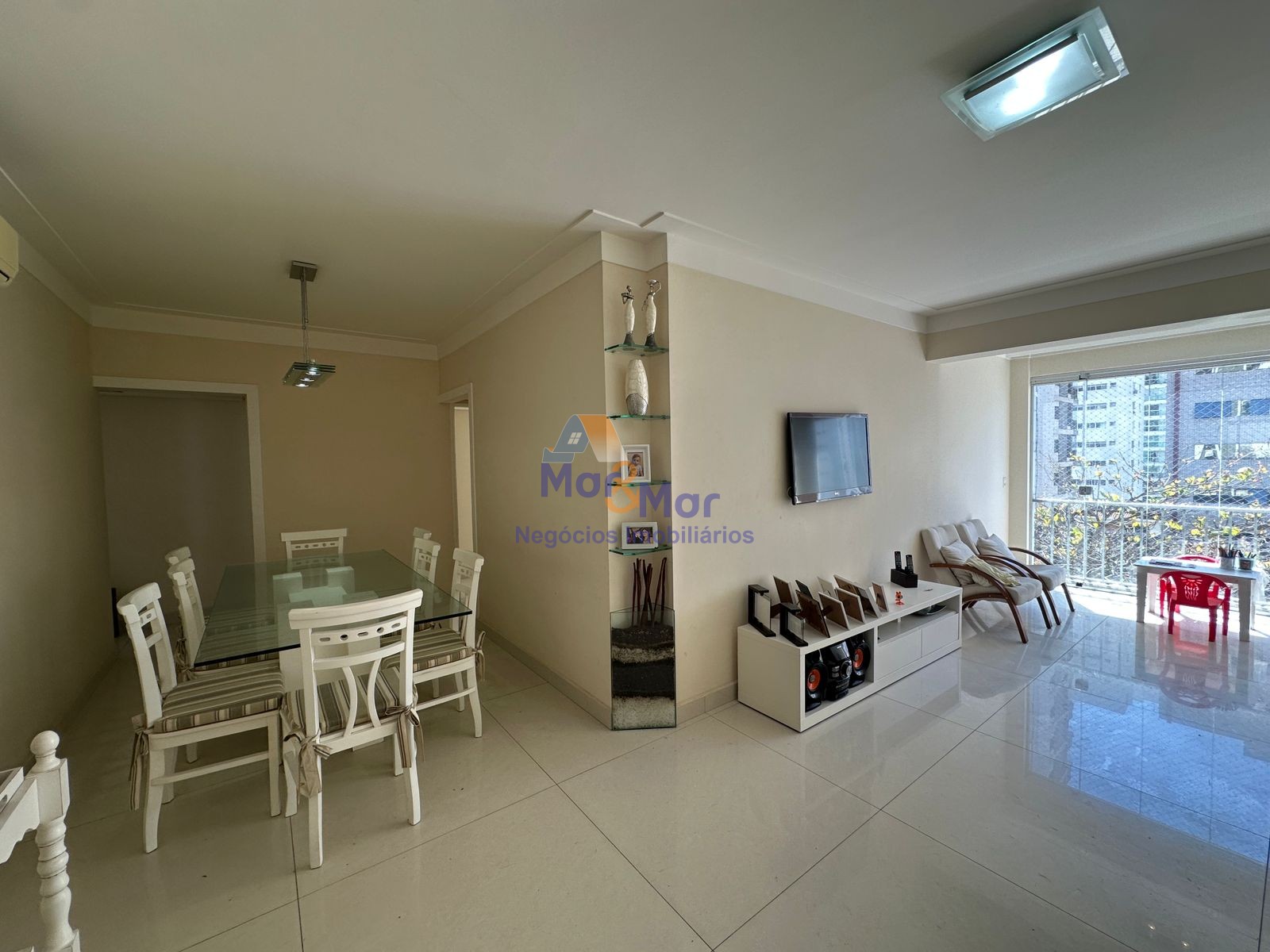 Apartamento na Praia das Pitangueiras, Guarujá - SP