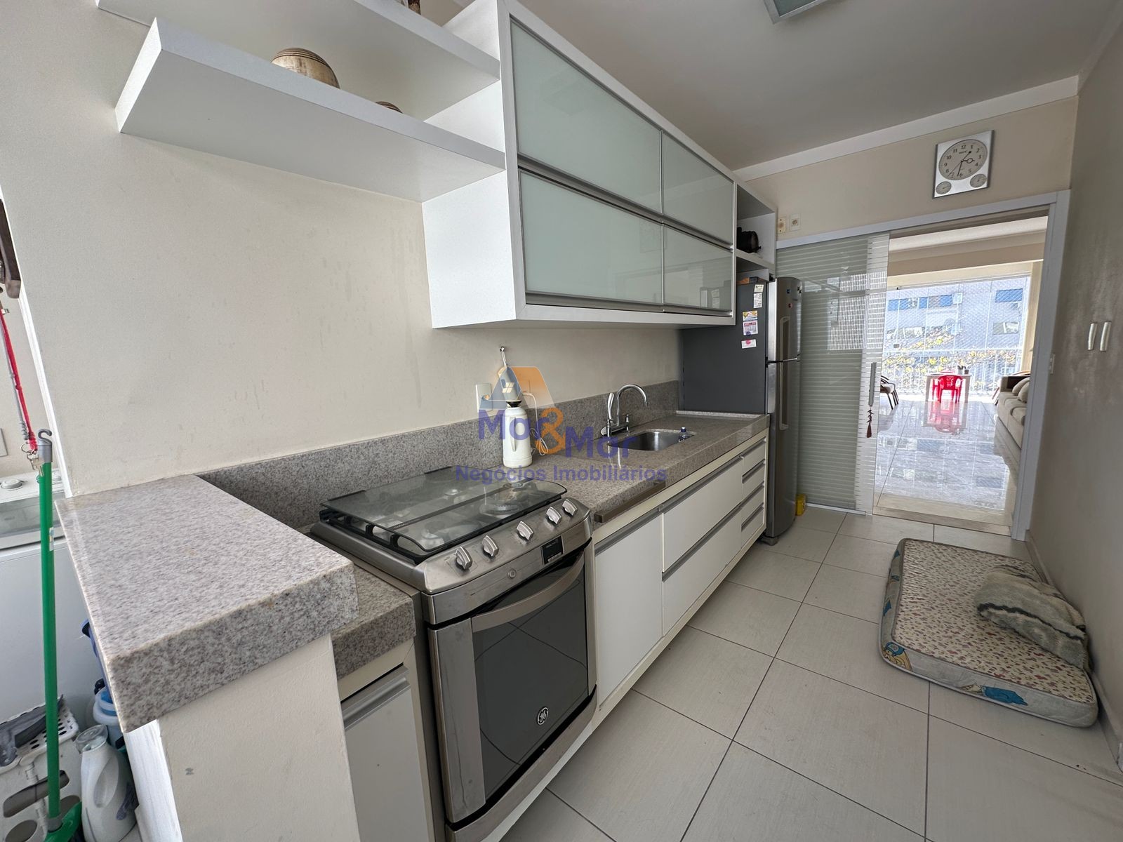 Apartamento na Praia das Pitangueiras, Guarujá - SP