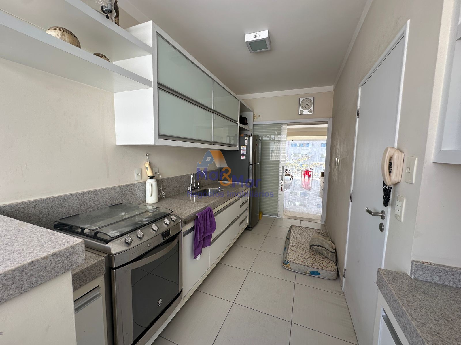 Apartamento na Praia das Pitangueiras, Guarujá - SP