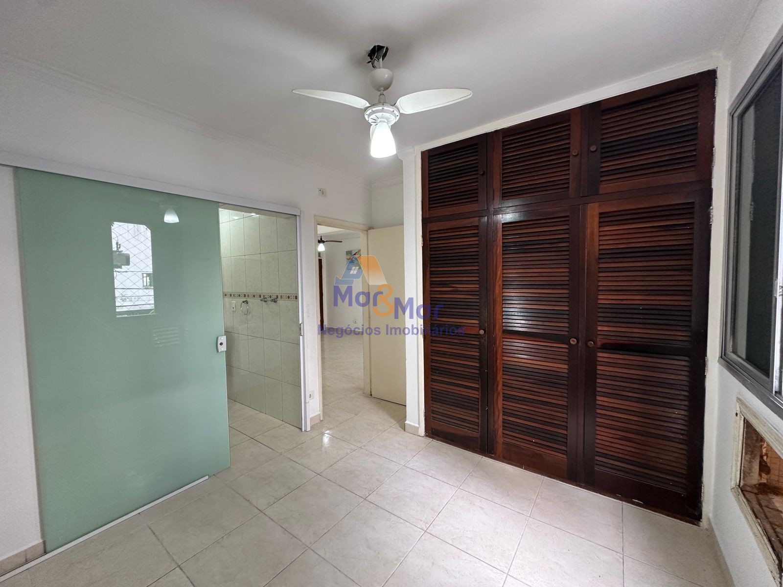 Apartamento na Praia das Pitangueiras, Guarujá - SP