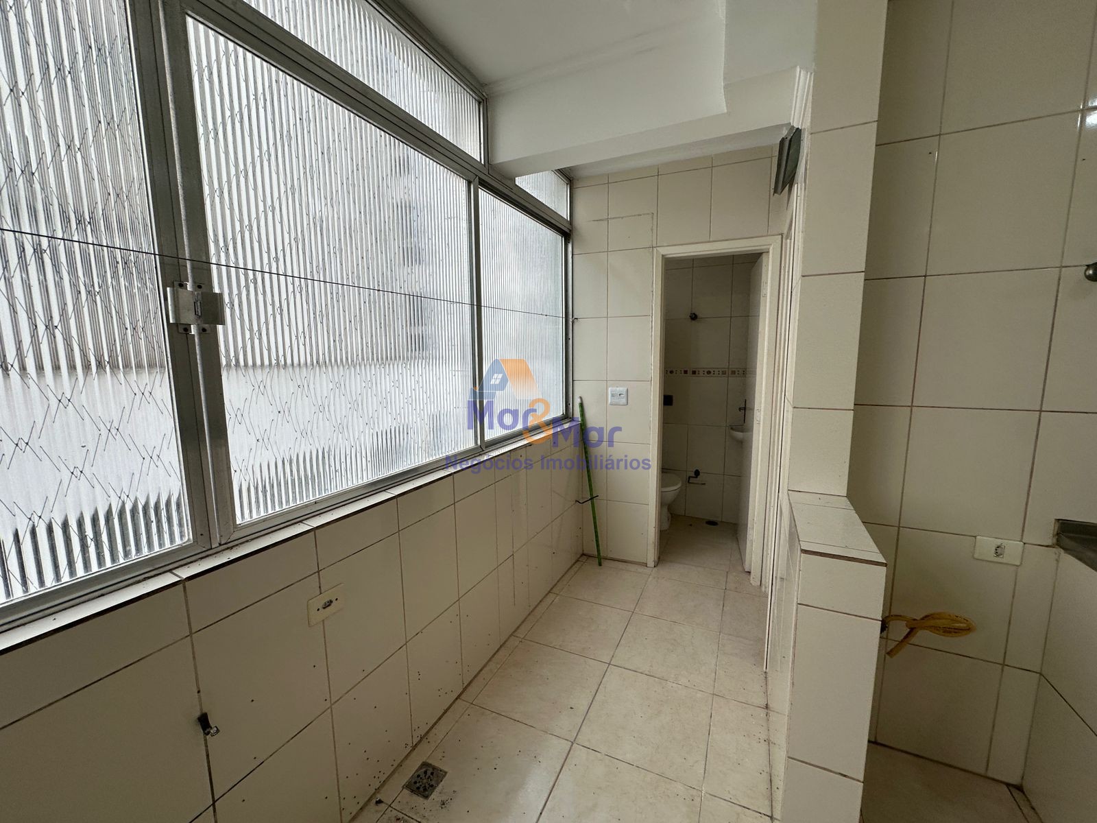 Apartamento na Praia das Pitangueiras, Guarujá - SP