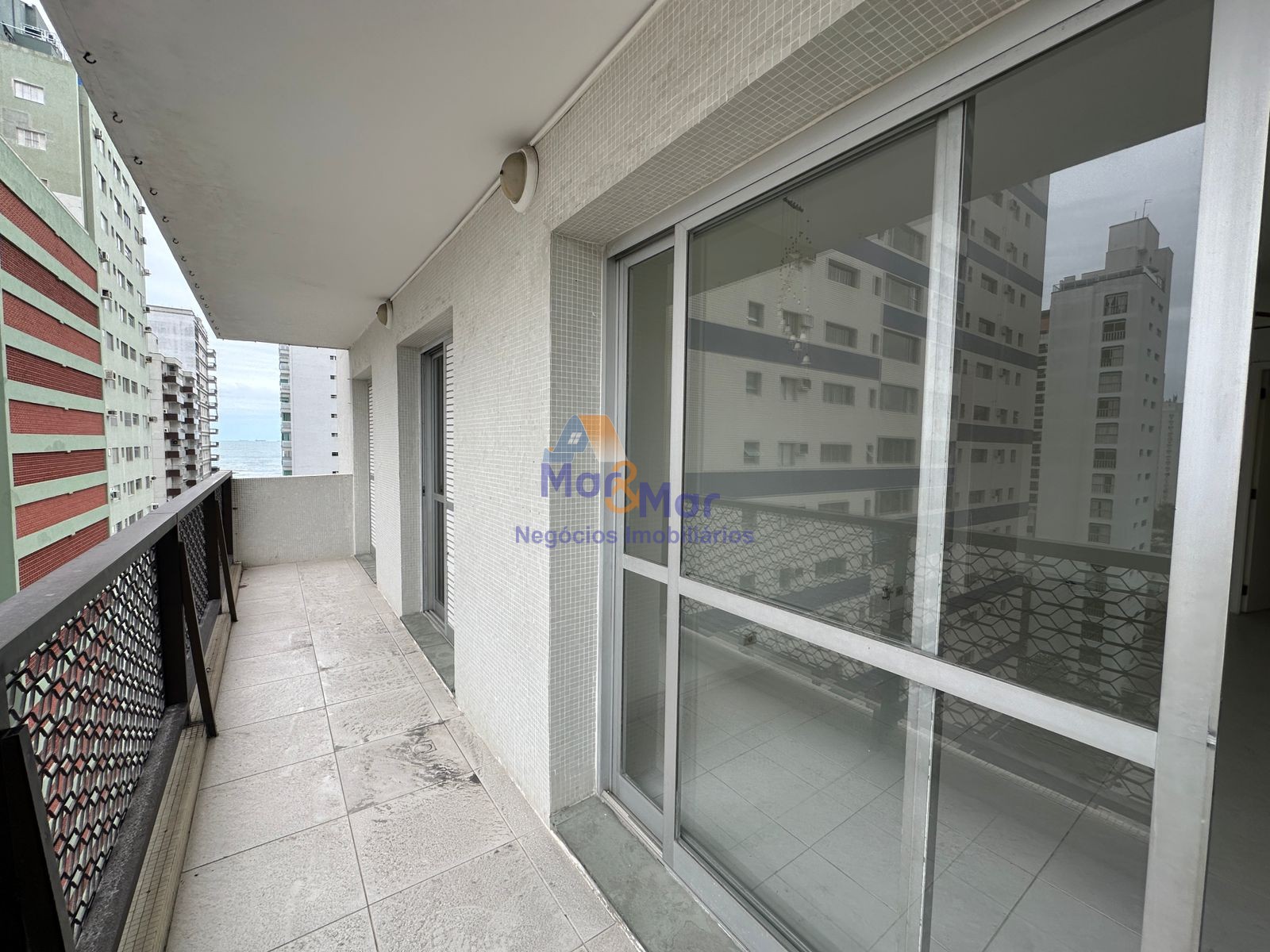 Apartamento na Praia das Pitangueiras, Guarujá - SP