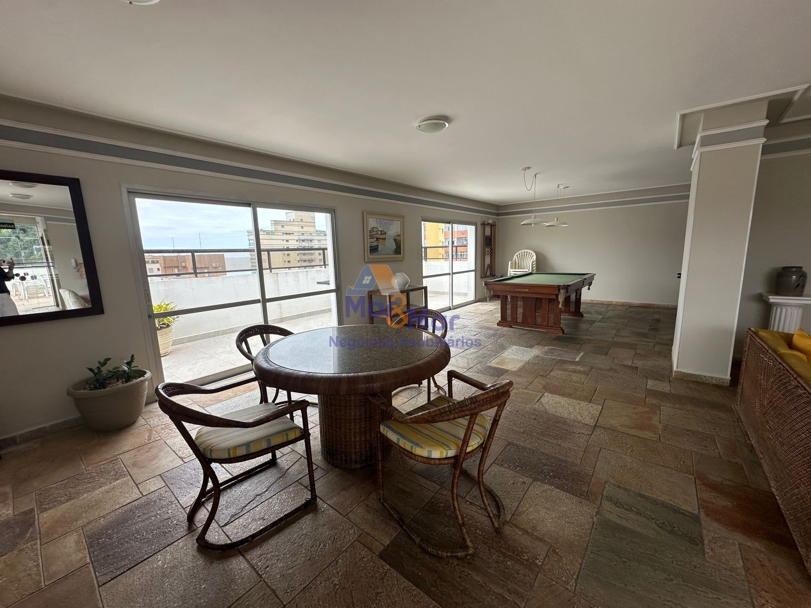 Apartamento na Praia das Pitangueiras, Guarujá - SP
