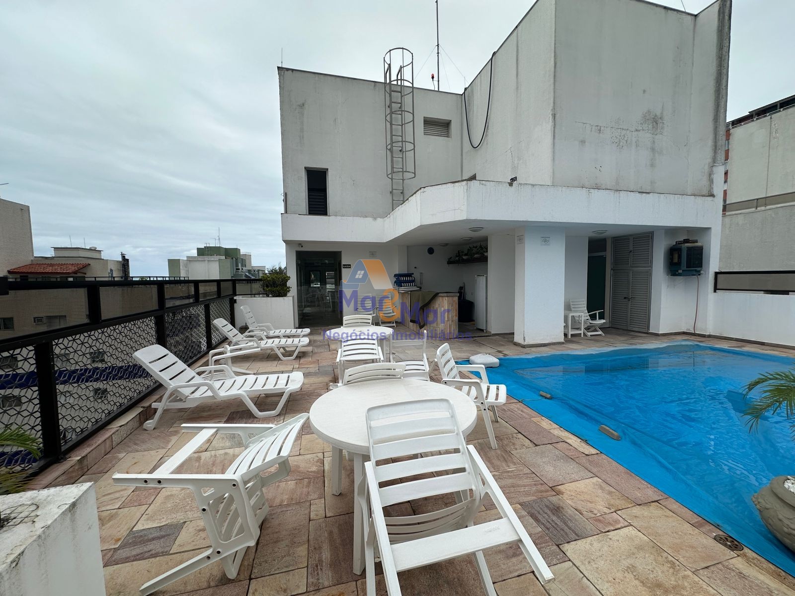 Apartamento na Praia das Pitangueiras, Guarujá - SP