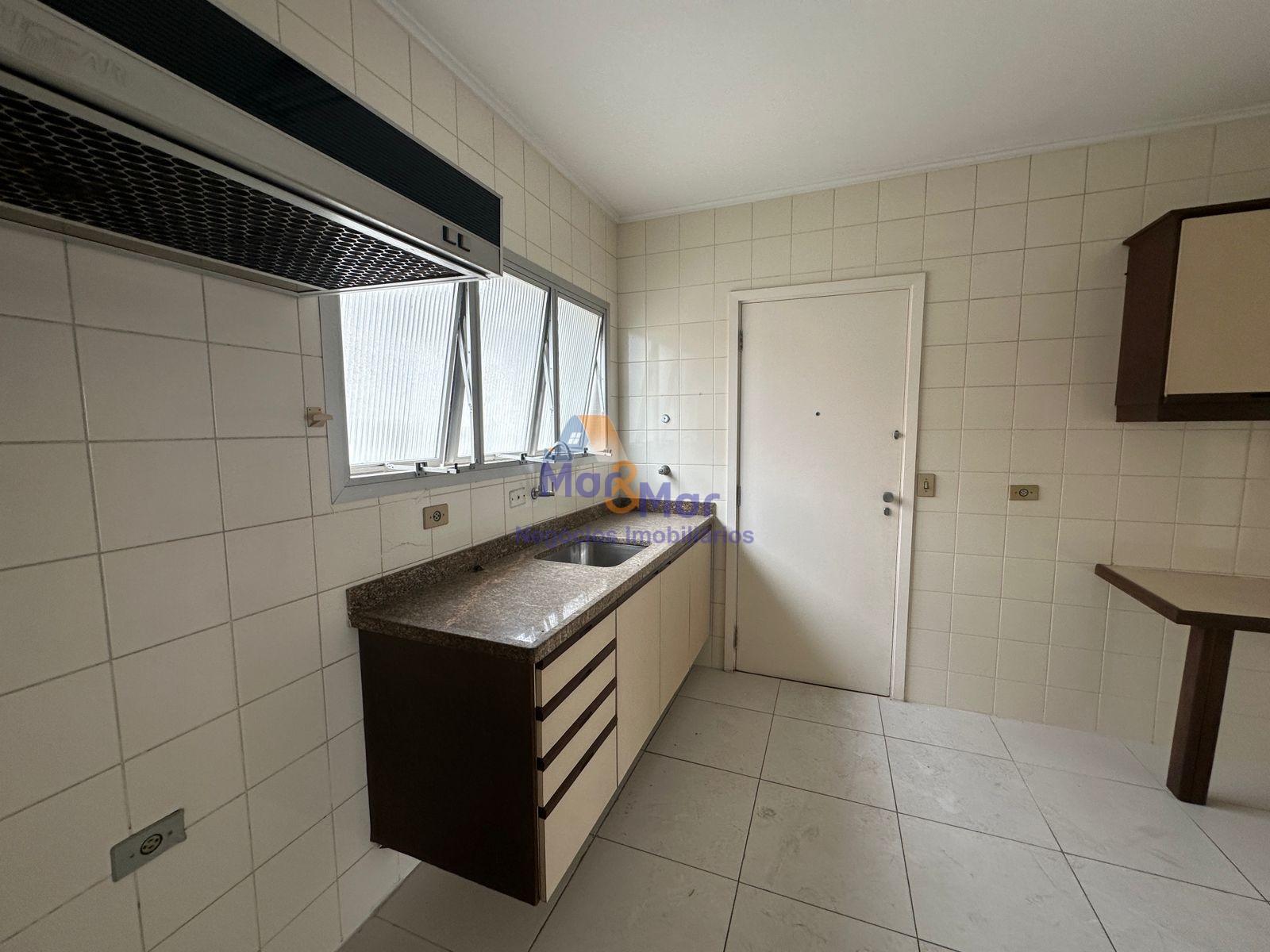 Apartamento na Praia das Pitangueiras, Guarujá - SP