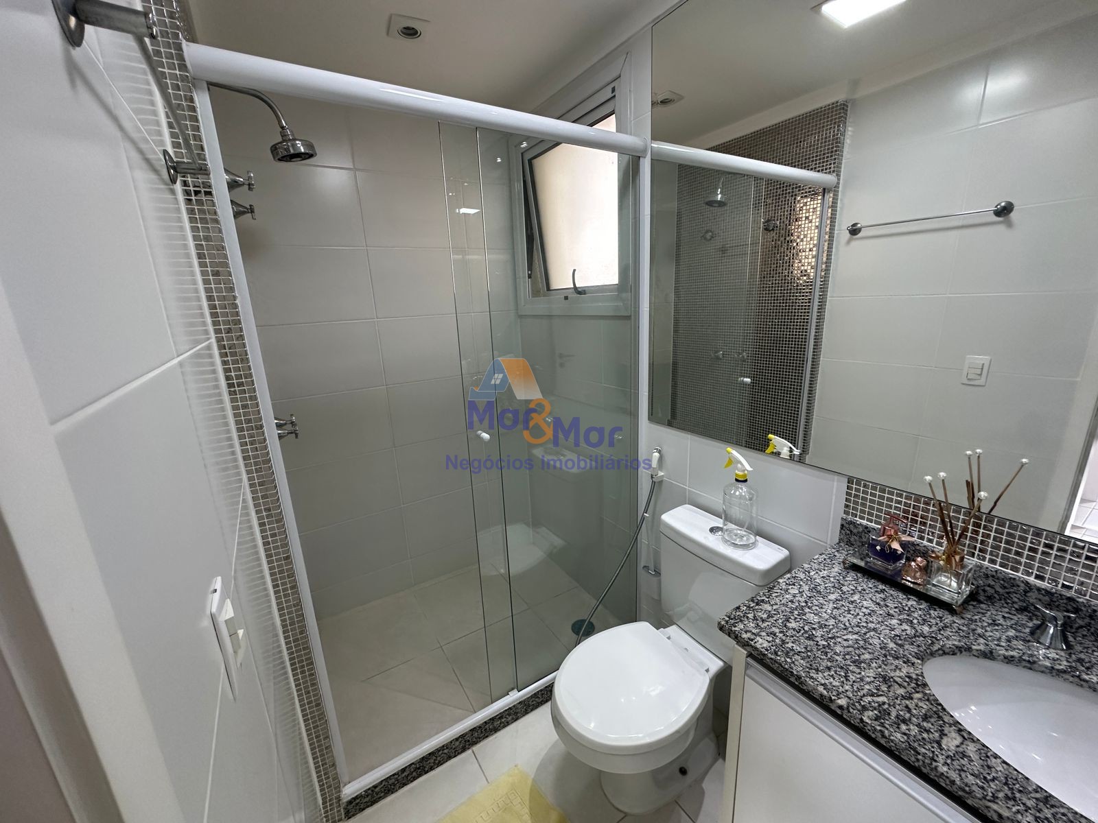 Apartamento na Praia das Pitangueiras, Guarujá - SP