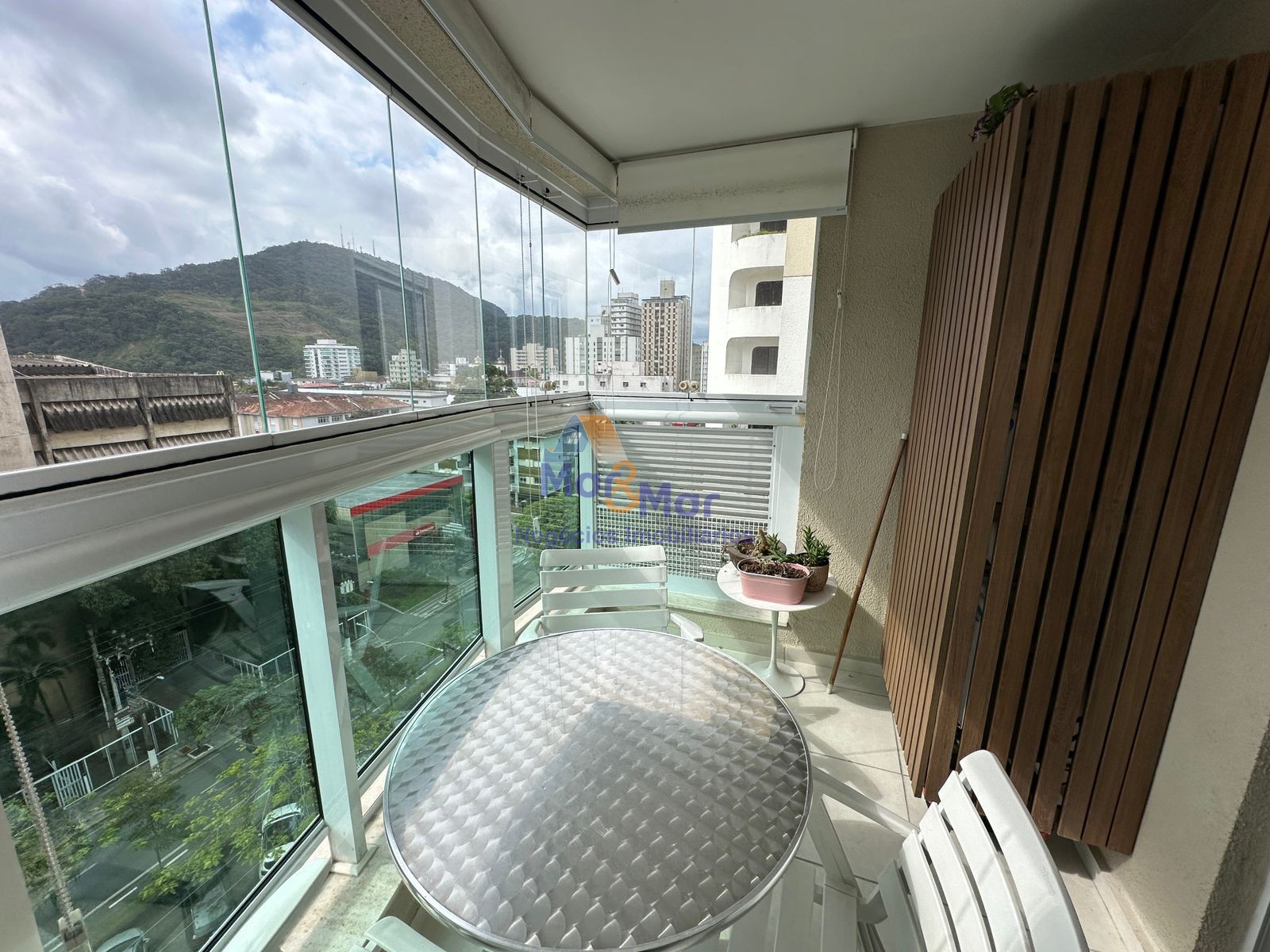 Apartamento na Praia das Pitangueiras, Guarujá - SP