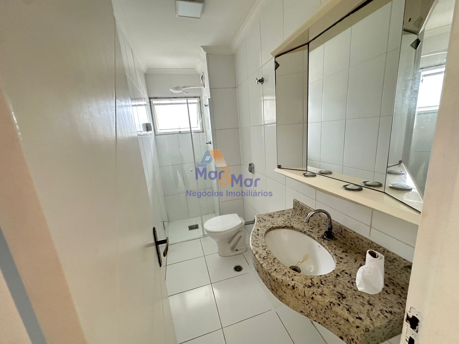 Apartamento na Praia das Pitangueiras, Guarujá - SP