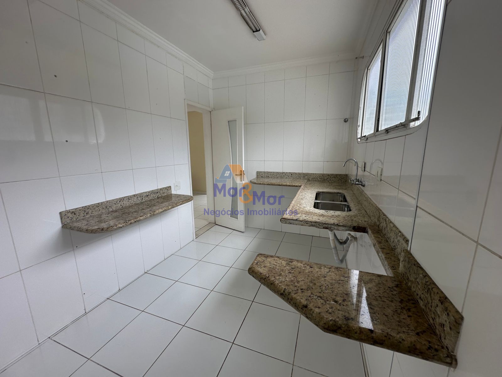 Apartamento na Praia das Pitangueiras, Guarujá - SP