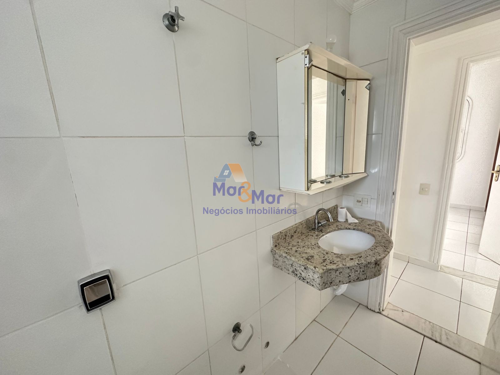 Apartamento na Praia das Pitangueiras, Guarujá - SP