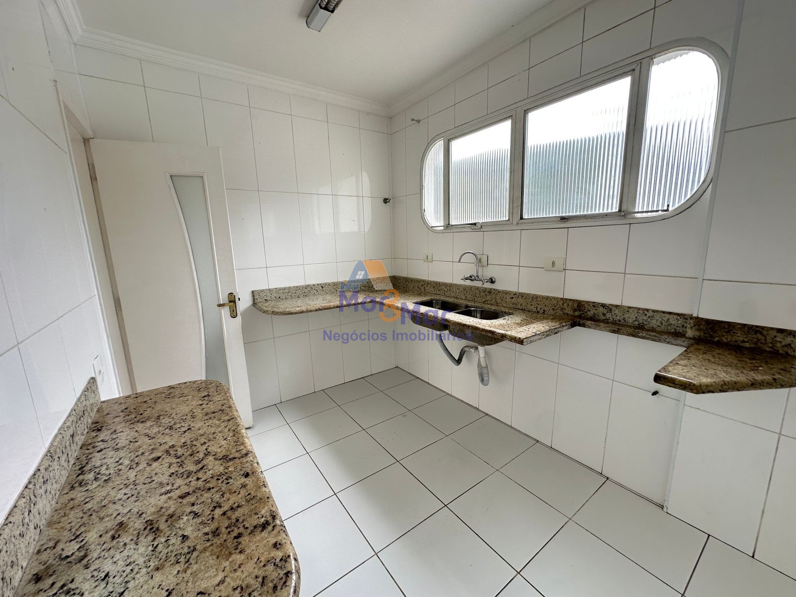 Apartamento na Praia das Pitangueiras, Guarujá - SP