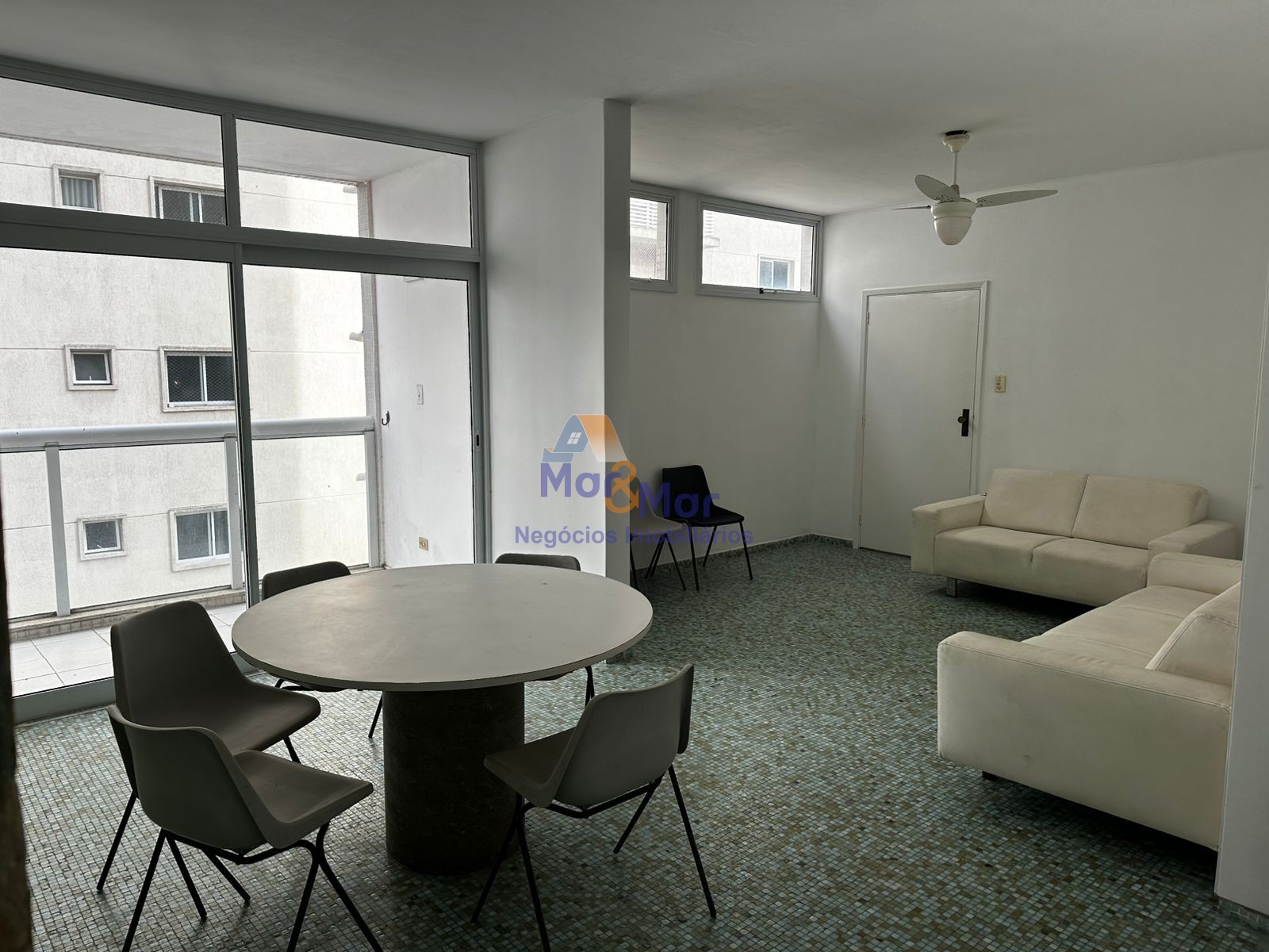 Apartamento na Praia das Pitangueiras, Guarujá - SP
