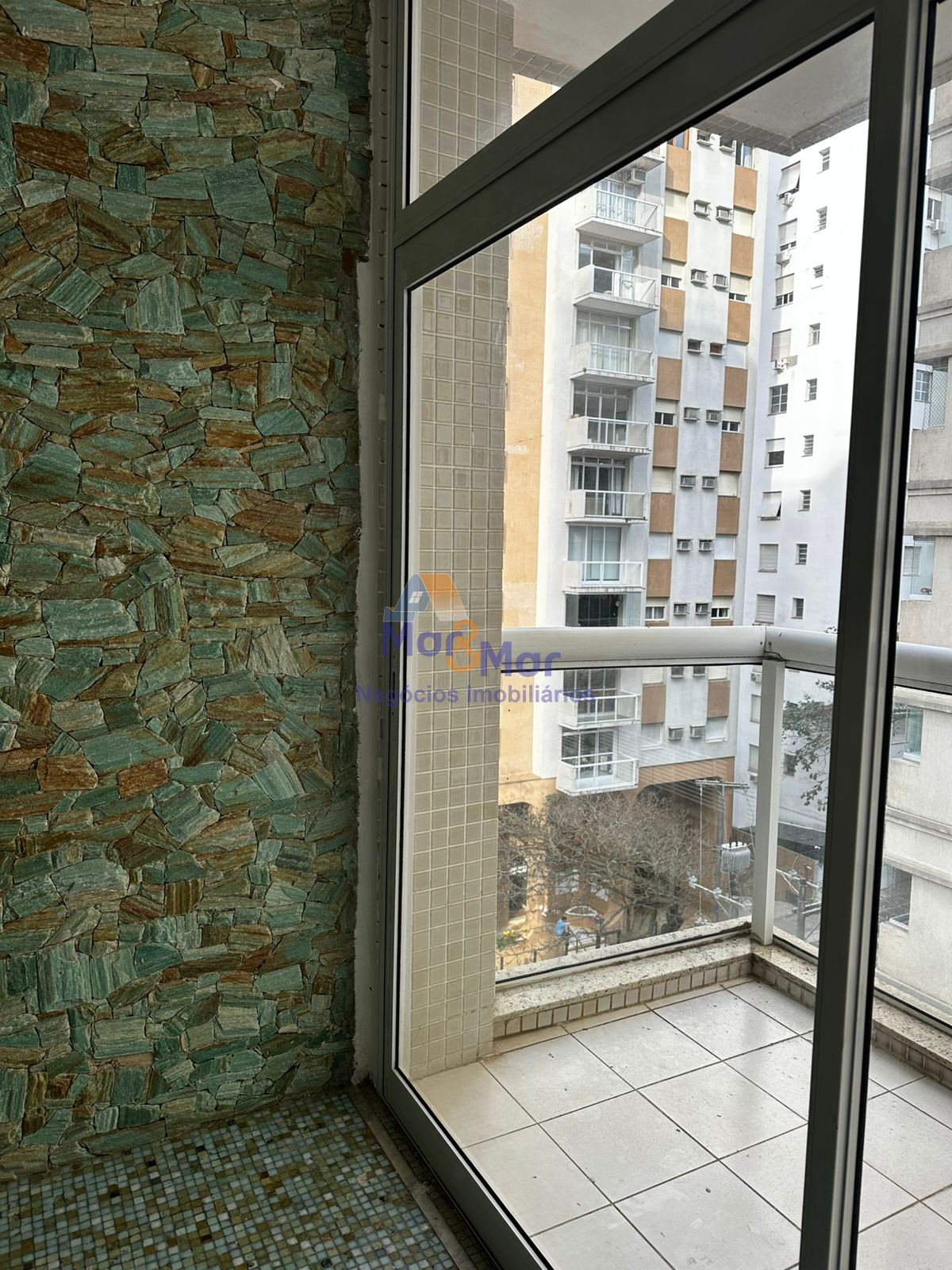 Apartamento na Praia das Pitangueiras, Guarujá - SP